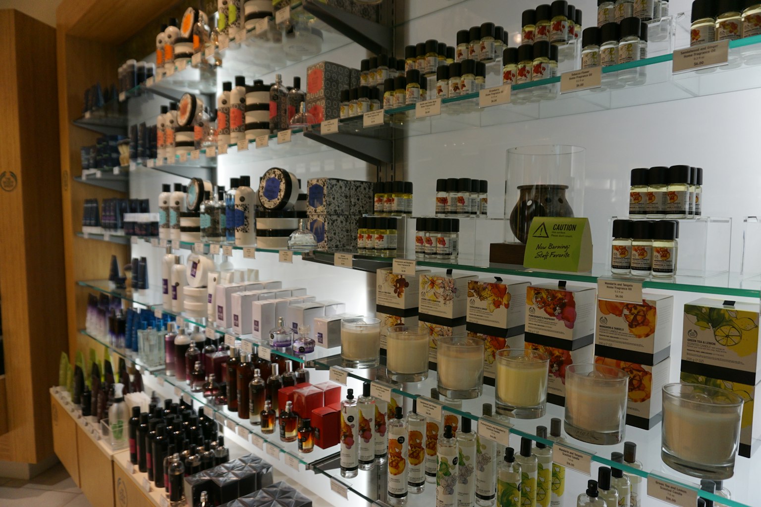 Immagine di scaffali pieni di cosmetici e candele