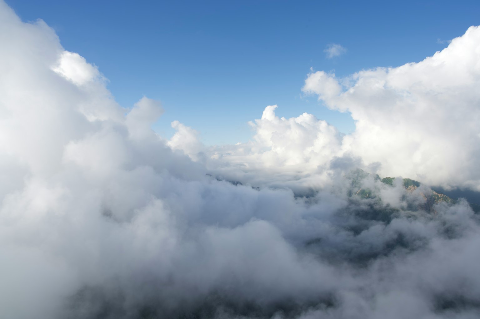 Pemandangan awan putih mengapung di langit biru