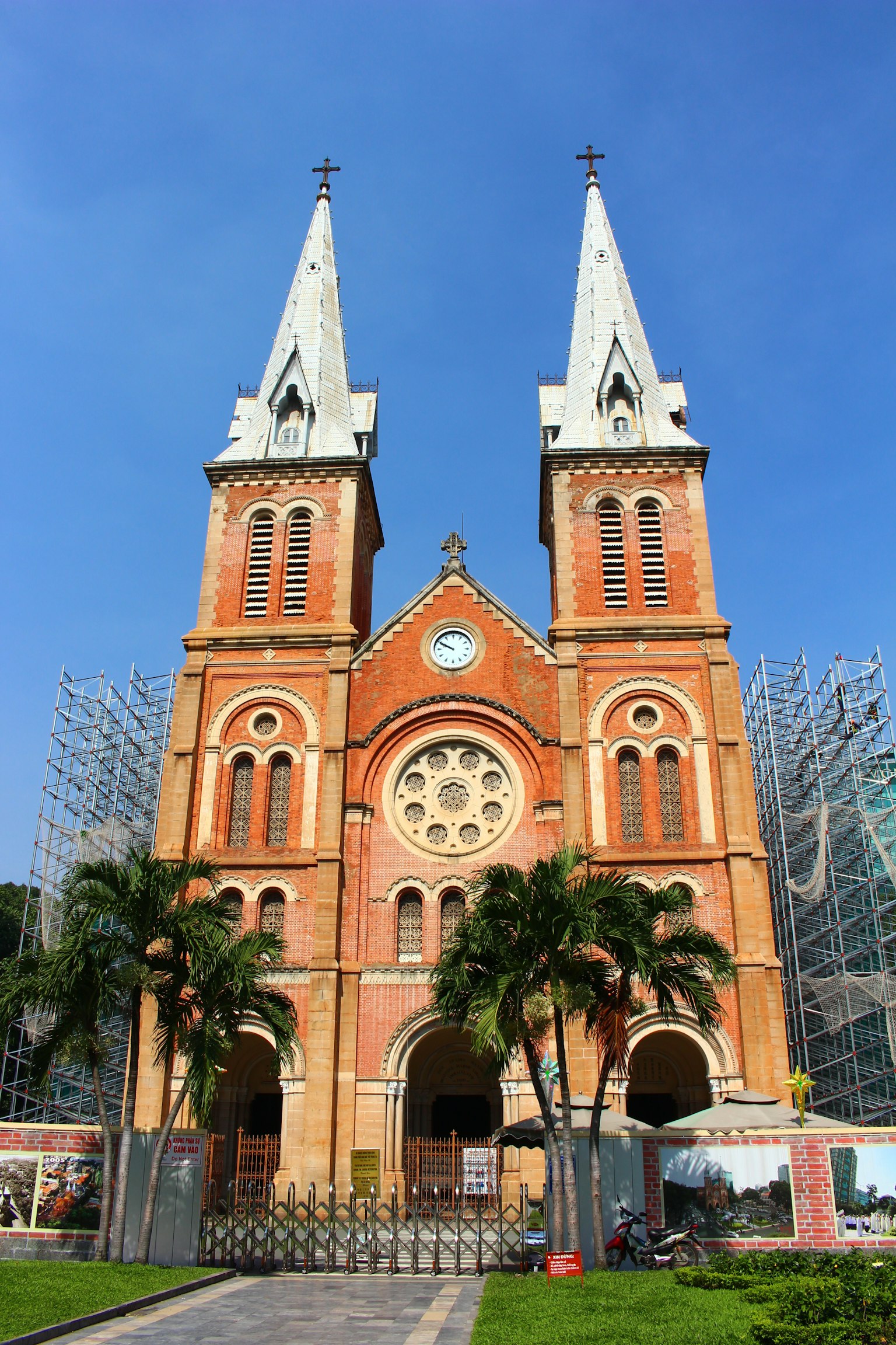 Basilika Notre-Dame Saigon dengan fasad bata merah dan dua menara
