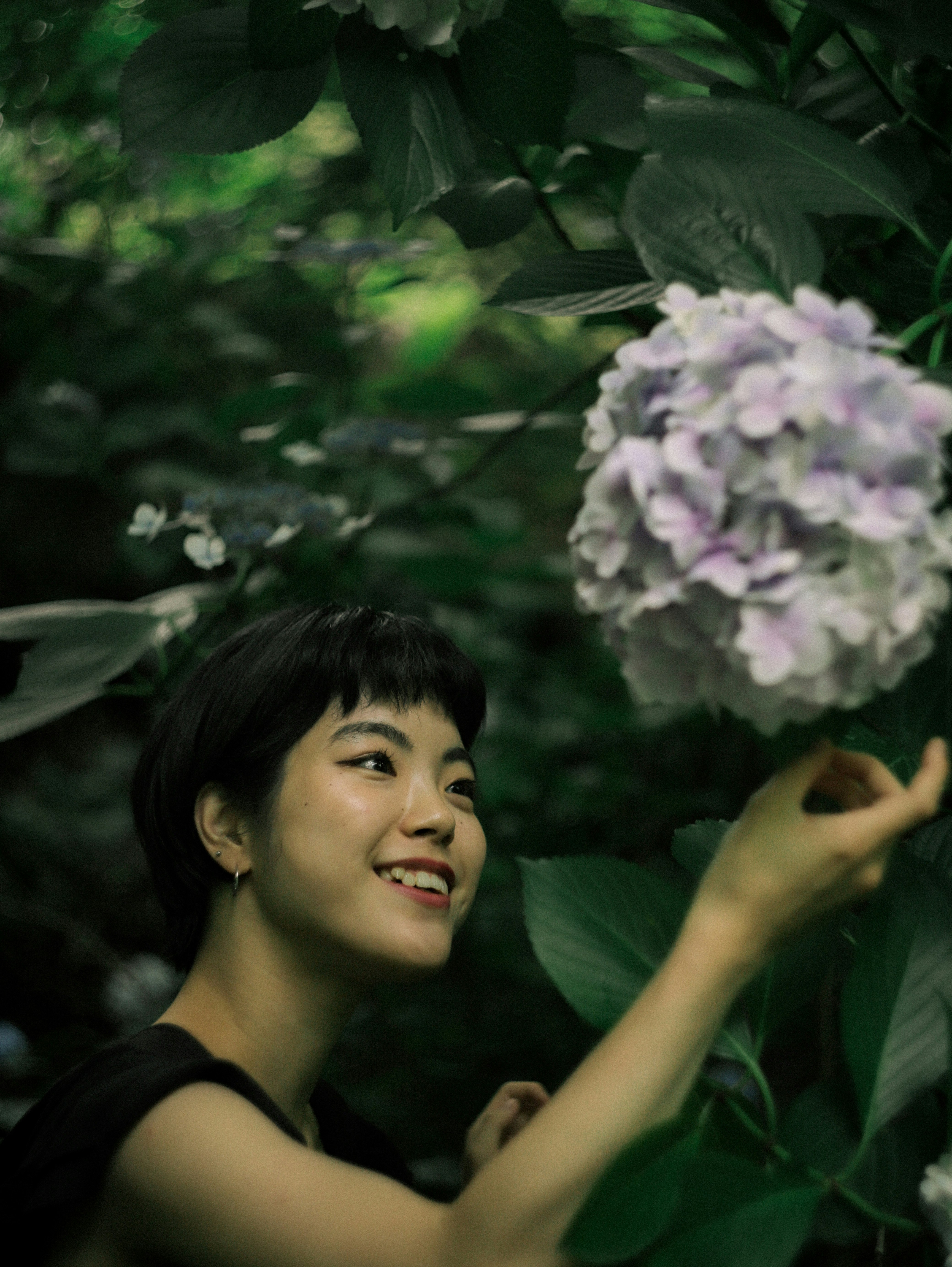 花に囲まれた屋外の女性のポートレート