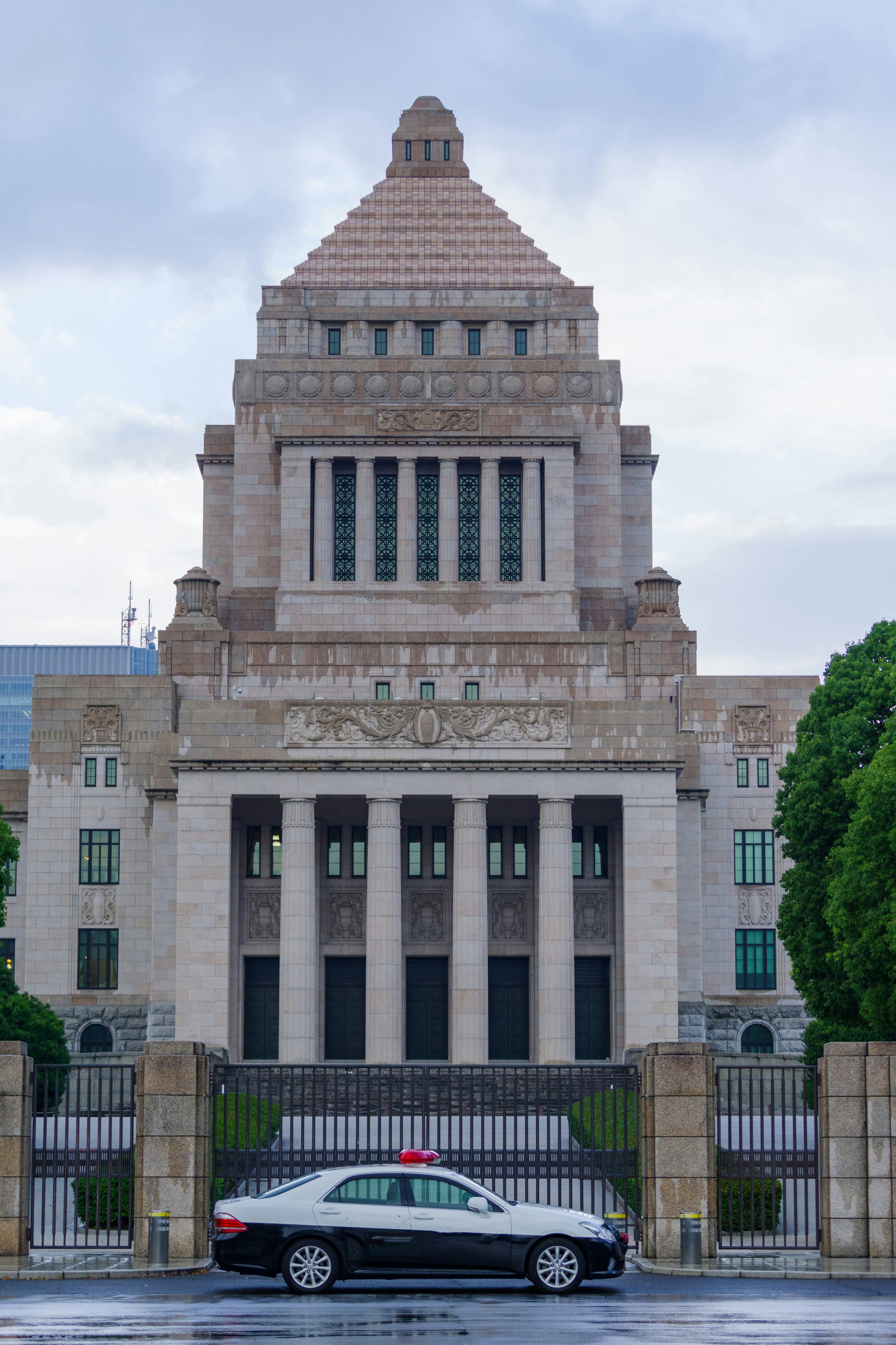 石造りの重厚な建物正面と車寄せのある入口