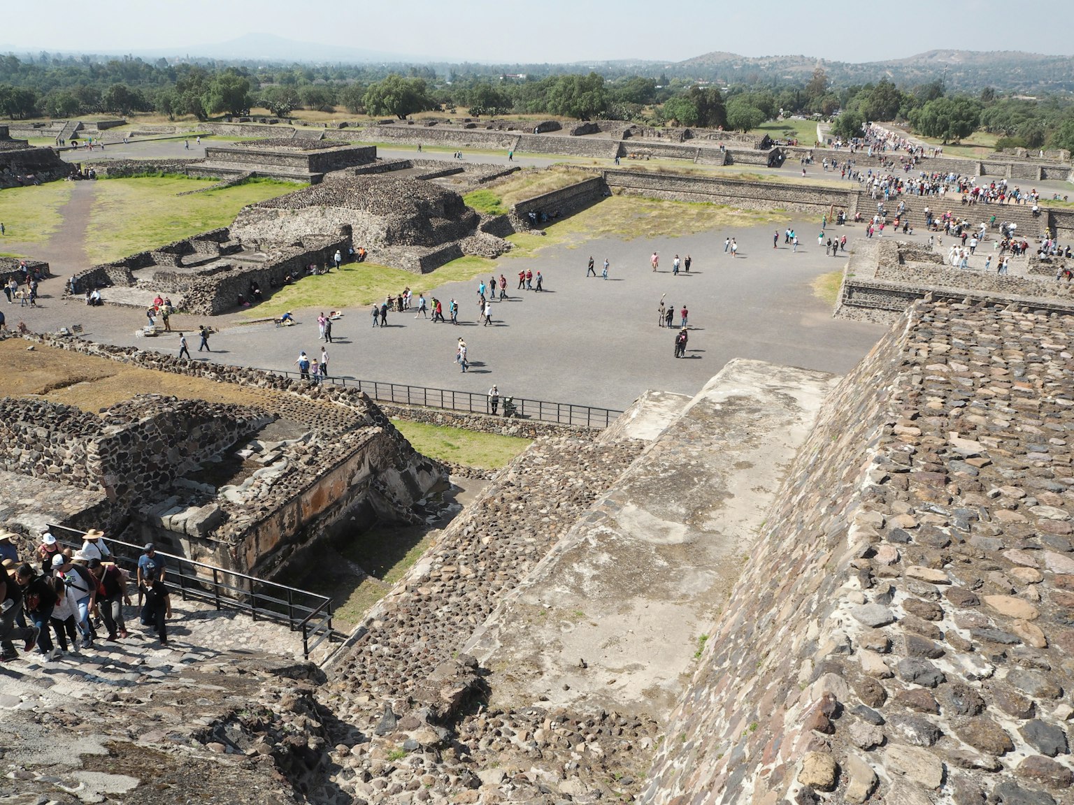 Luftaufnahme der Ruinen von Teotihuacan mit Menschen, die die Stätte erkunden