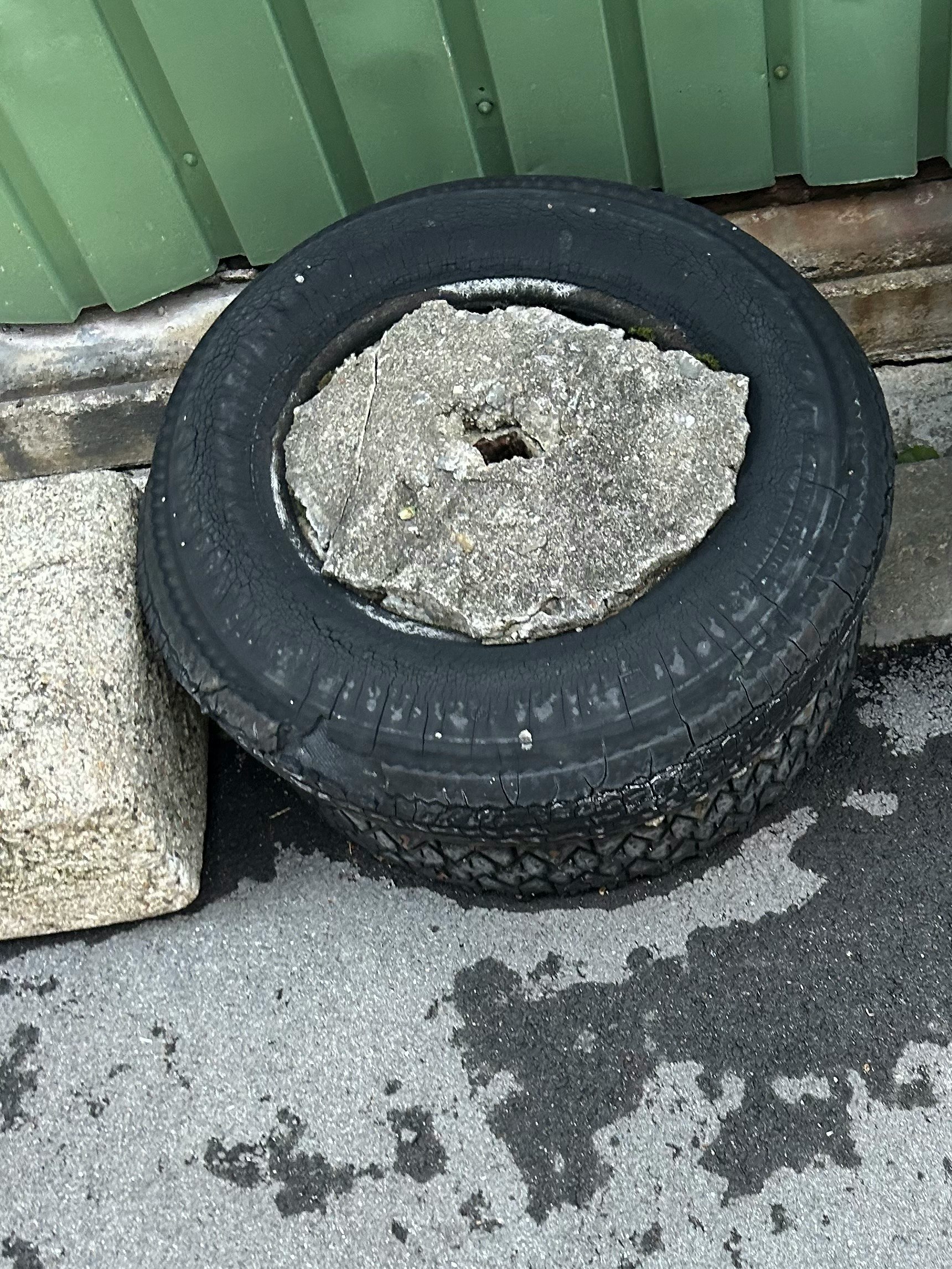 破損的舊輪胎與混凝土路面