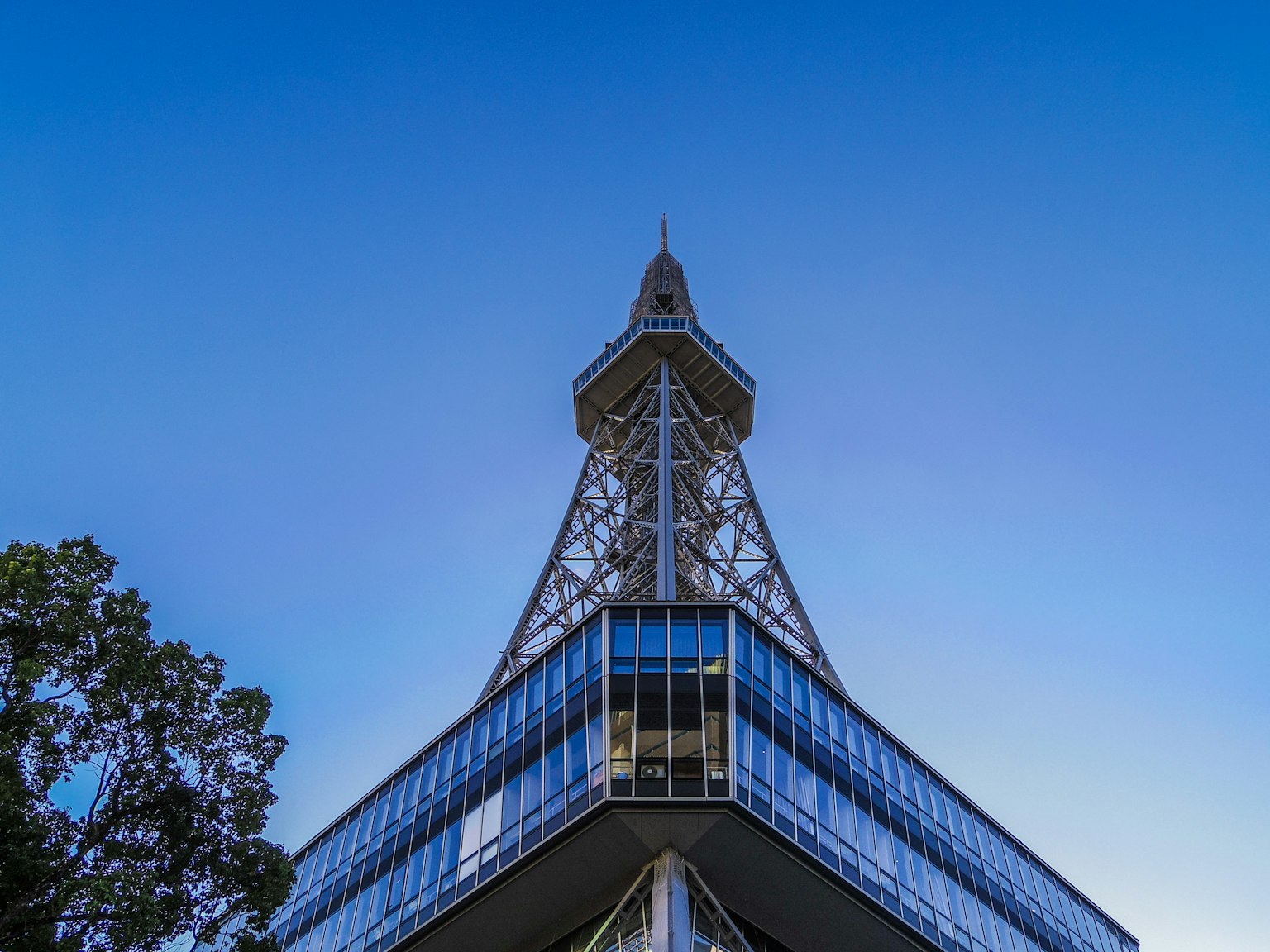 Imagen de la Torre de Televisión de Nagoya con su estructura superior contra un cielo azul