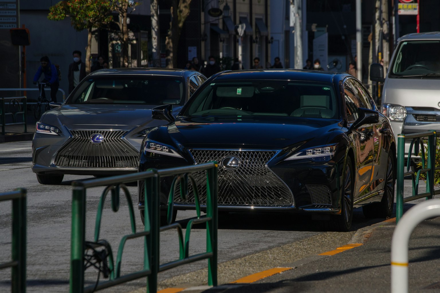 Schwarze und silberne Lexus-Autos auf einer Stadtstraße