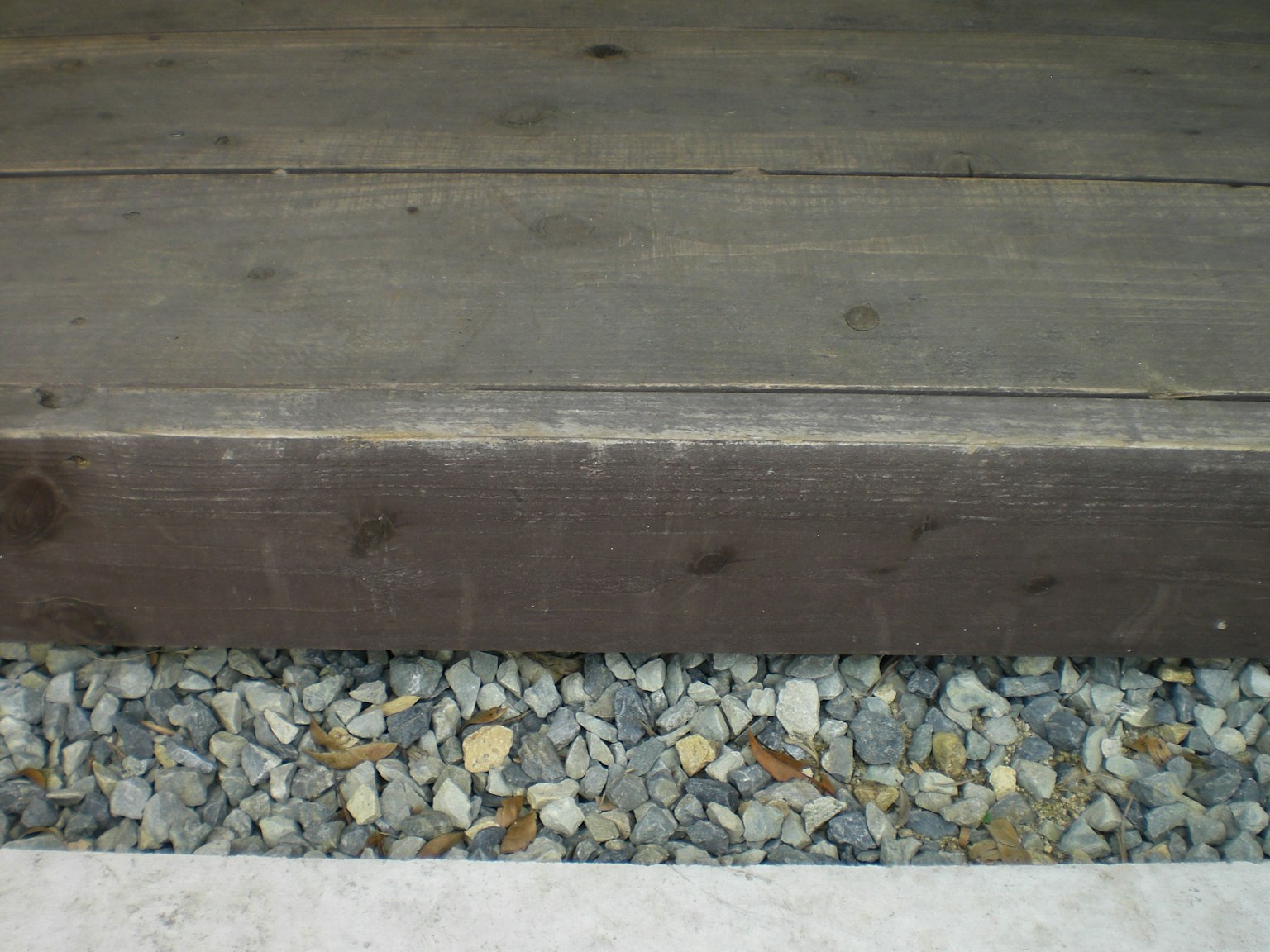 Imagen que muestra el límite entre el suelo de madera y la grava