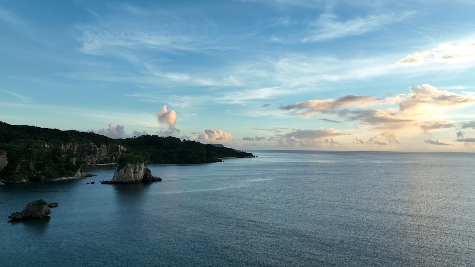 Paisaje marino sereno con cielo azul e islas distantes visibles