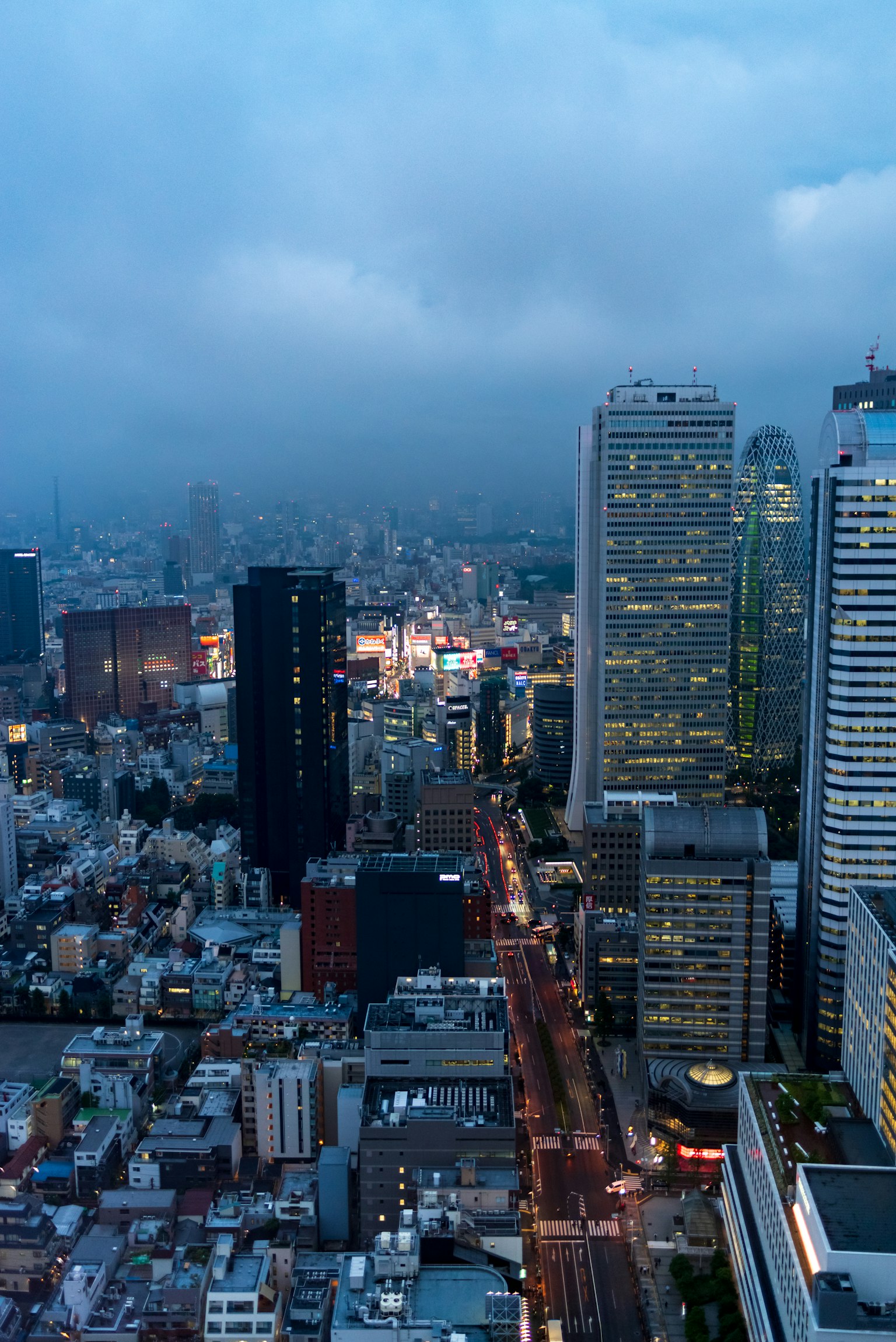 Pemandangan malam Tokyo dengan gedung pencakar langit dan jalanan kota