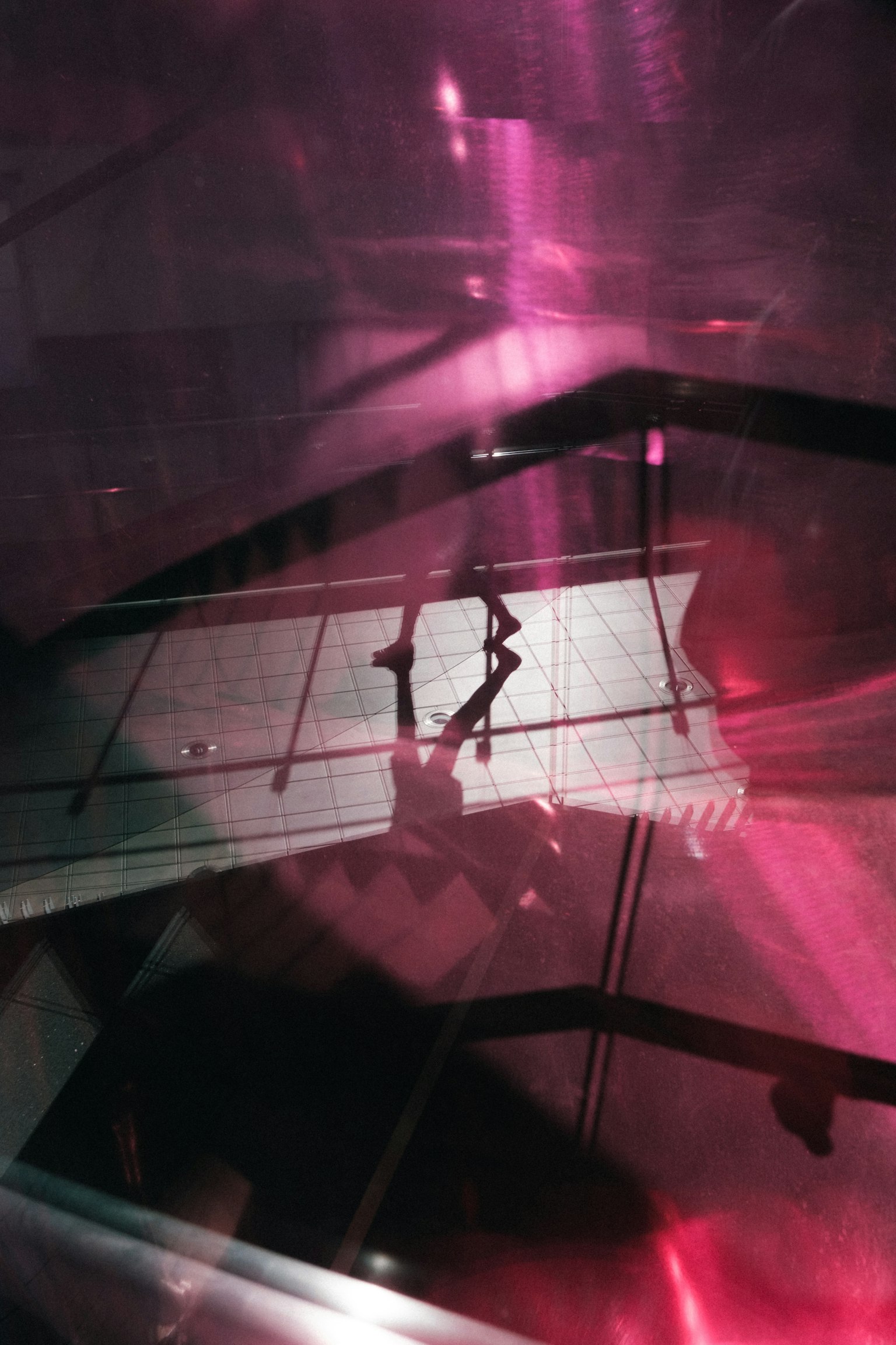 Image abstraite avec lumière violette et reflets