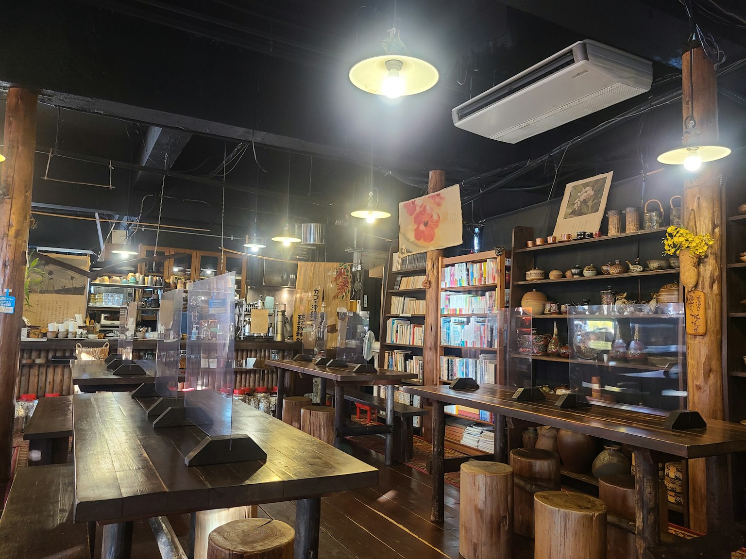 Interior kafe yang nyaman dengan meja dan rak kayu