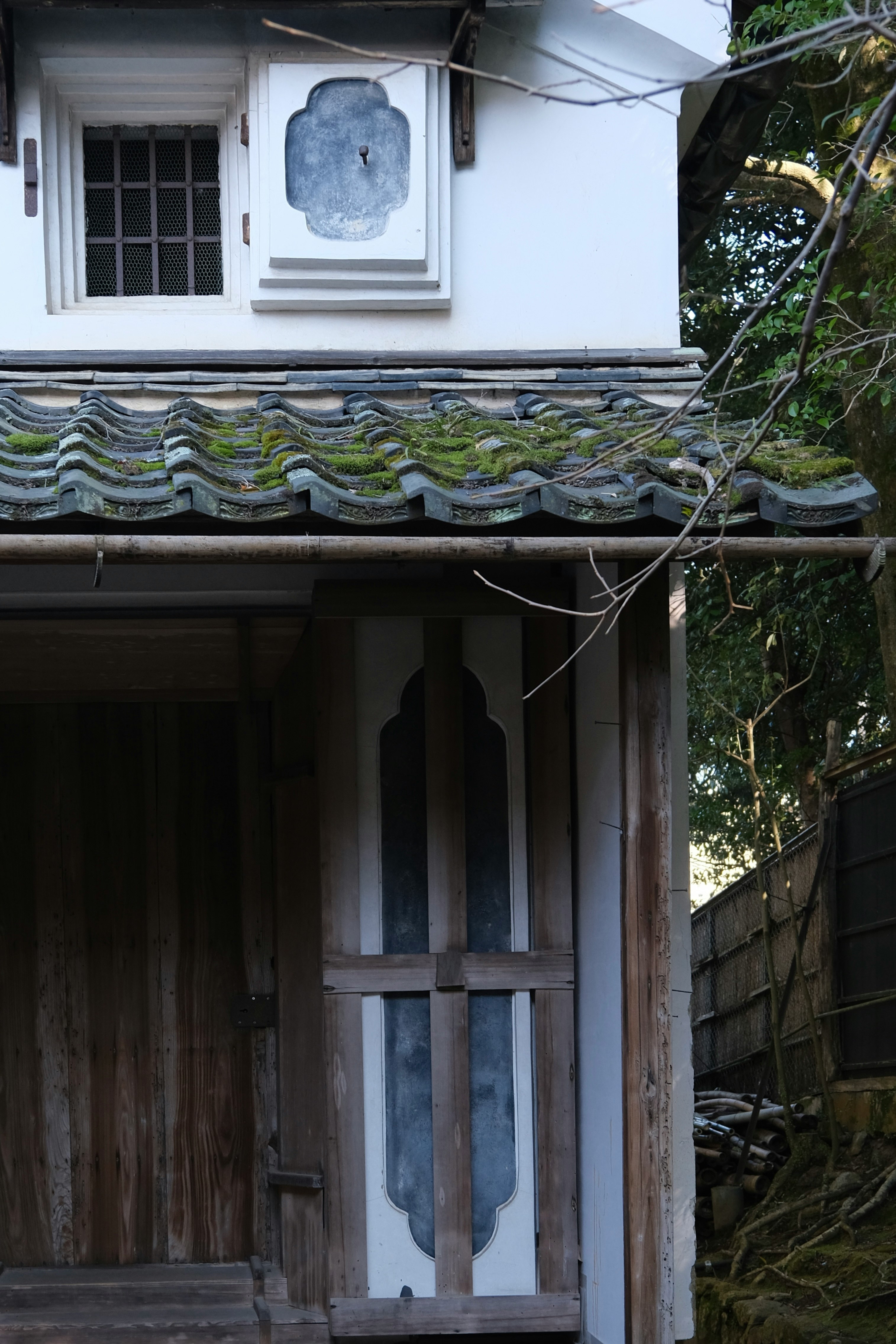 avant-toit d’une ancienne maison traditionnelle avec porte à treillis