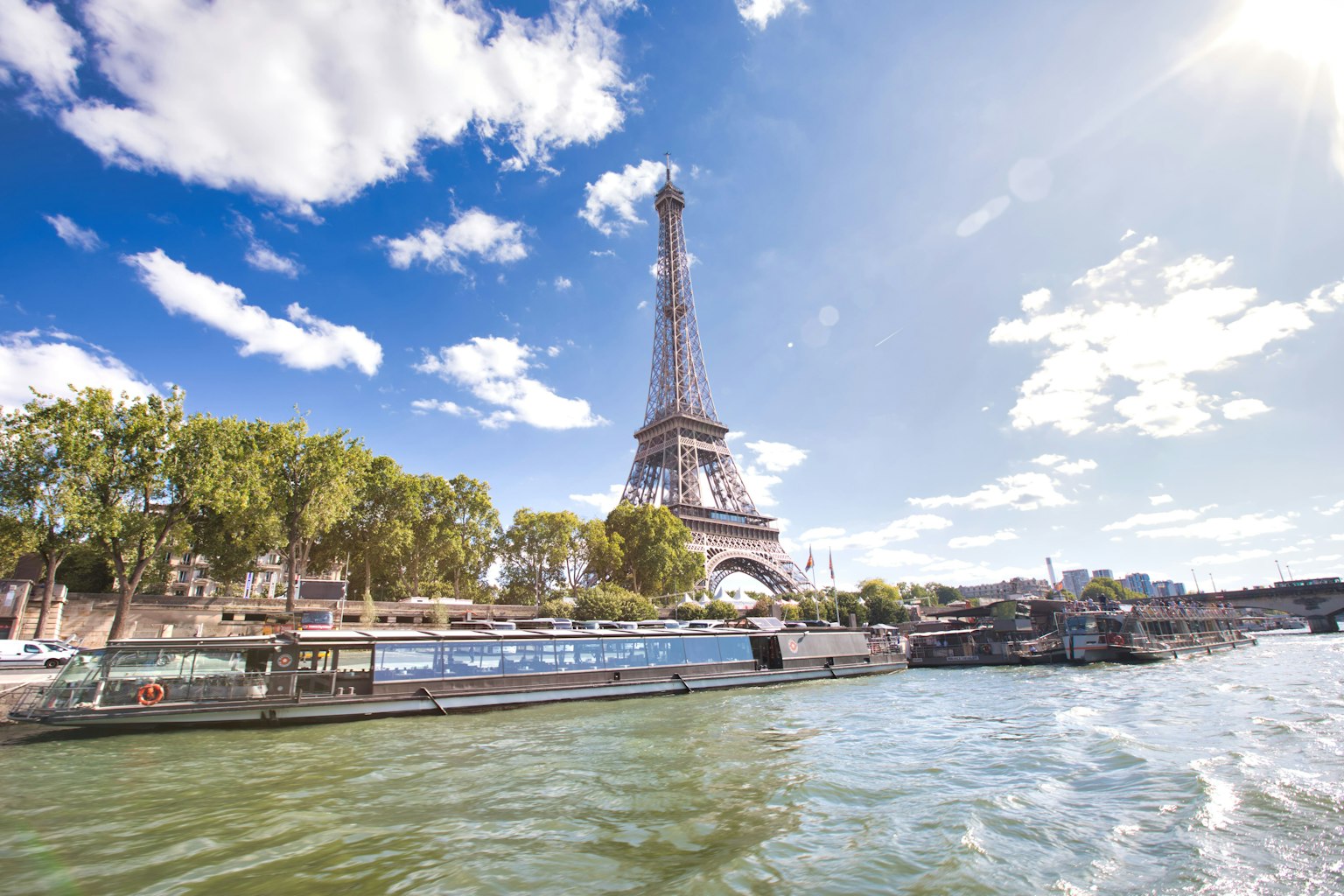 艾菲爾鐵塔與塞納河的美景在藍天下