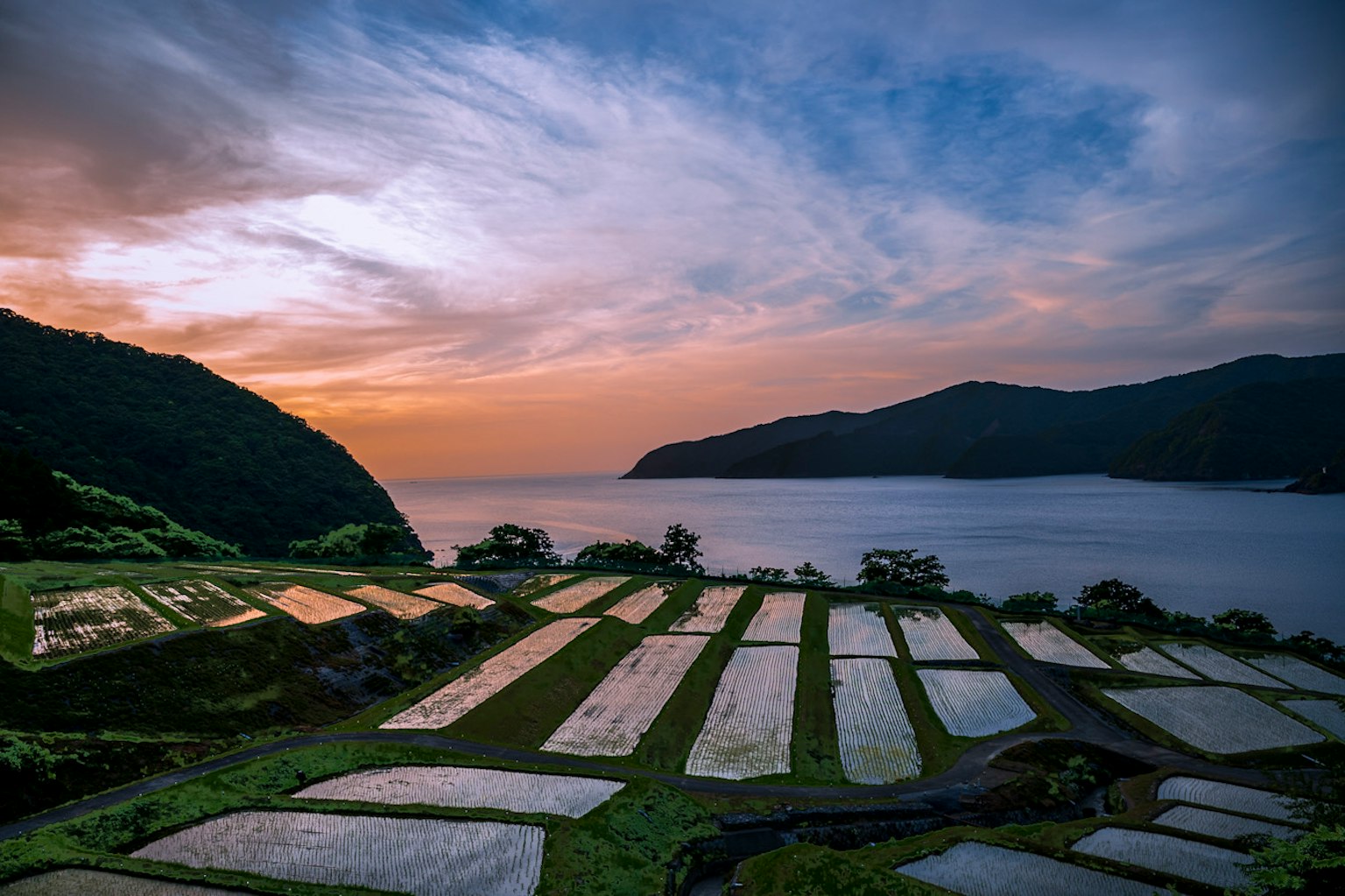 Khung cảnh đồng ruộng với tấm vải trắng dưới bầu trời hoàng hôn trên biển