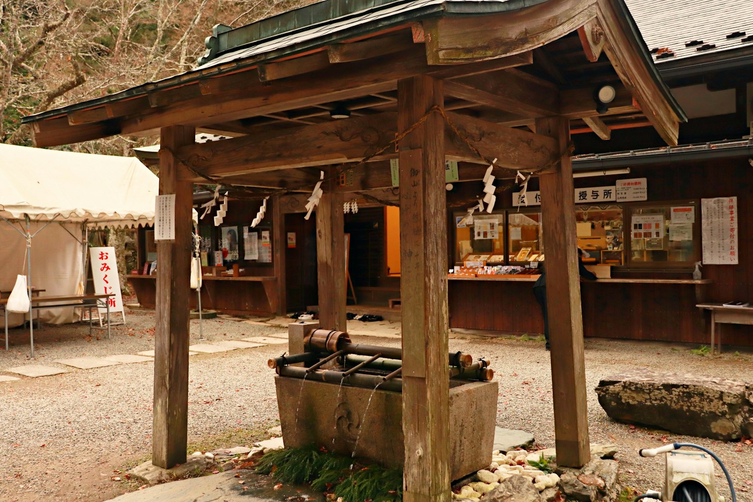 傳統木製淨化噴泉和背景建築