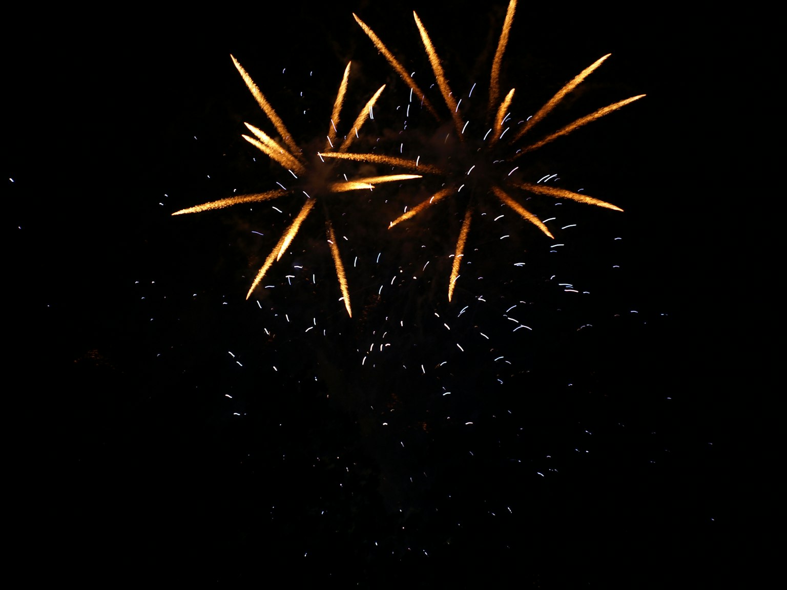 Esplosione di fuochi d'artificio scintillanti su sfondo nero