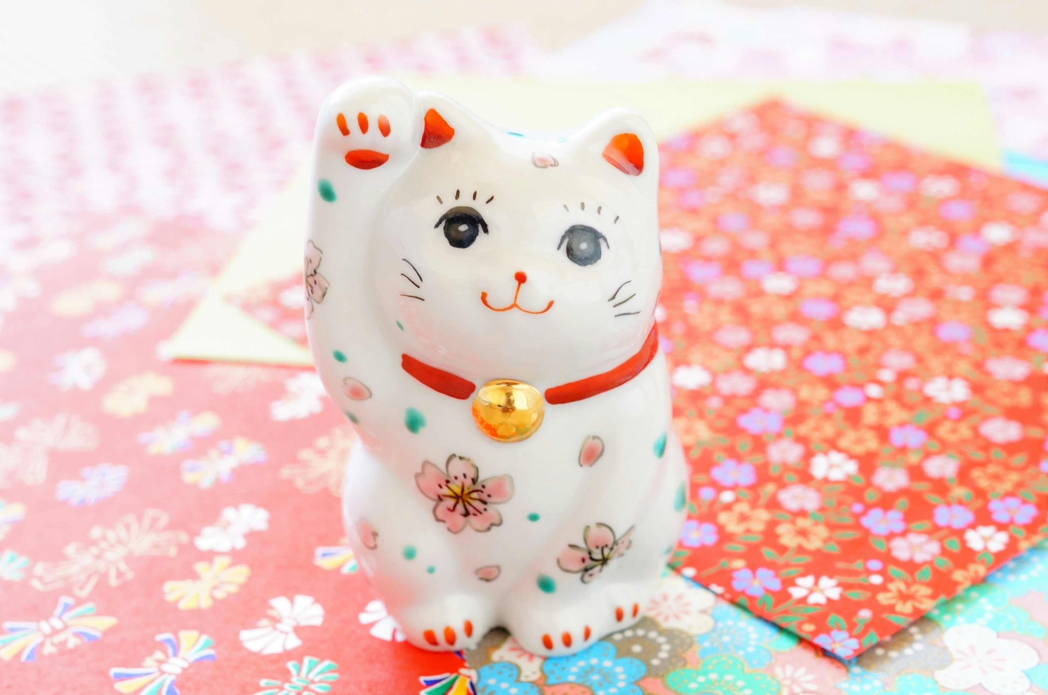 招き猫の置物と和柄の敷物