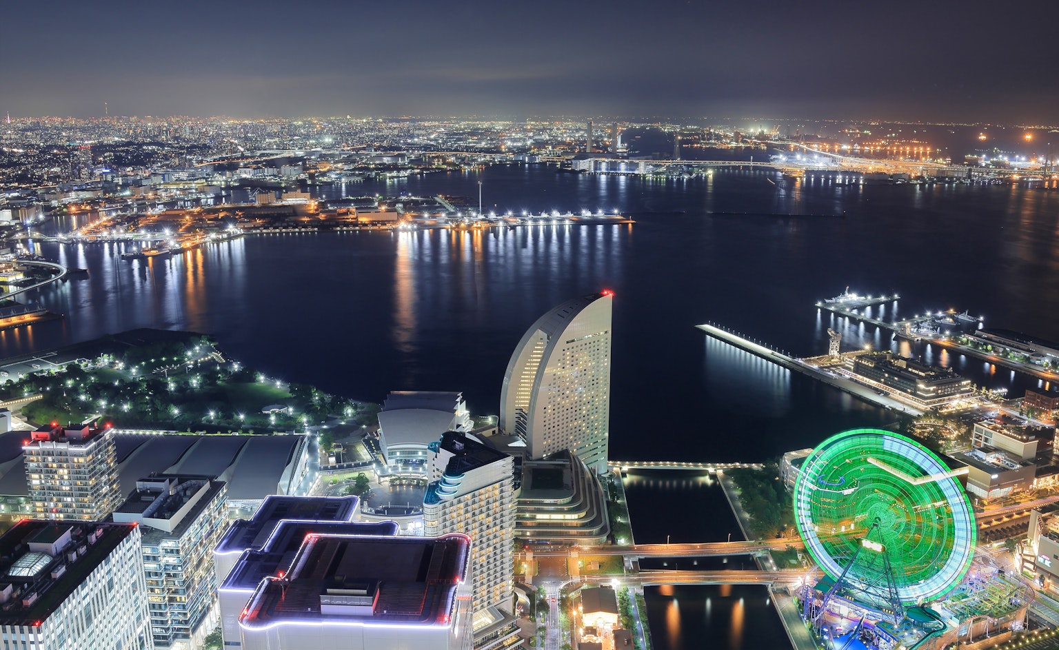 横滨夜景，城市灯光与海滨，包含摩天轮
