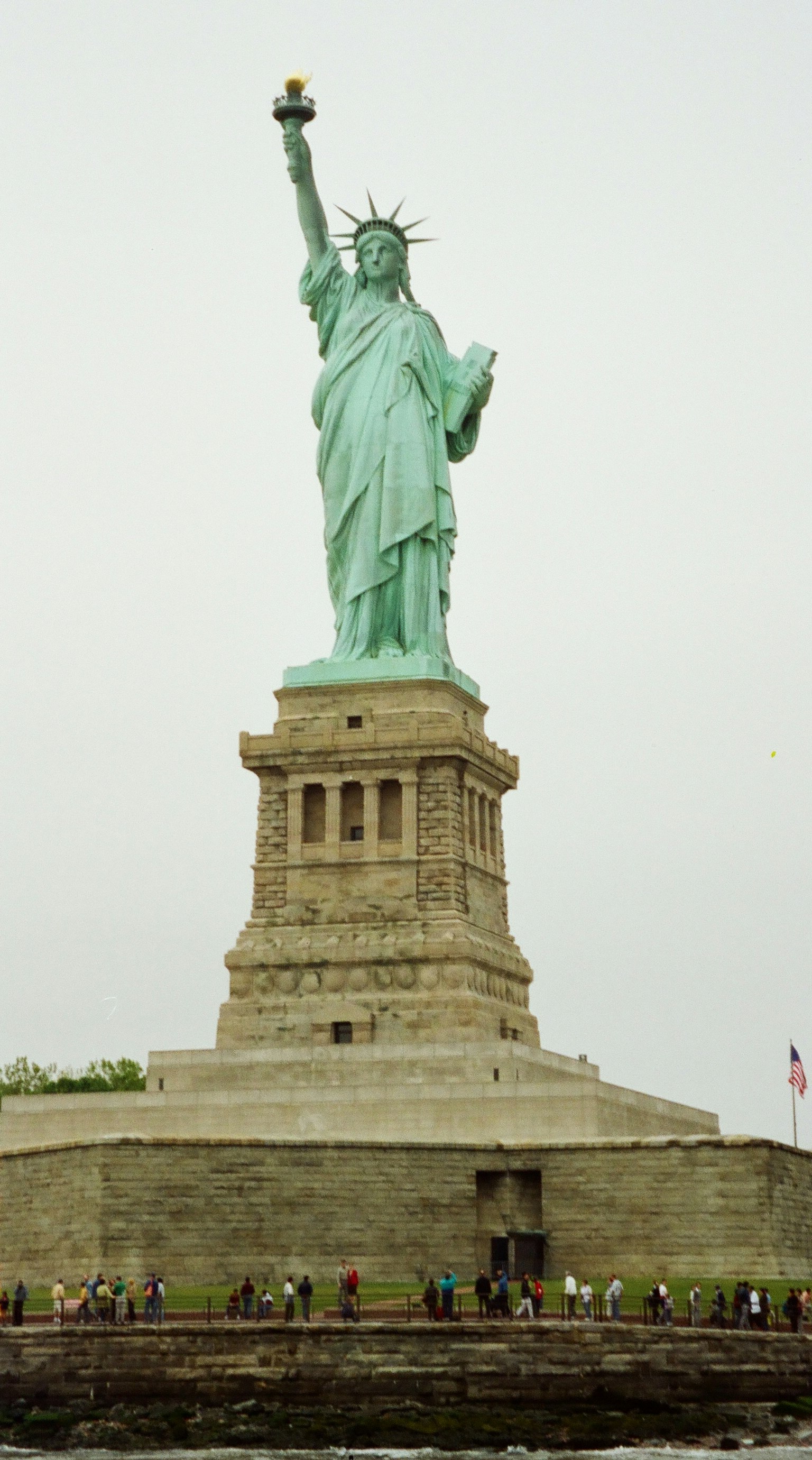 Freiheitsstatue steht im Hafen von New York