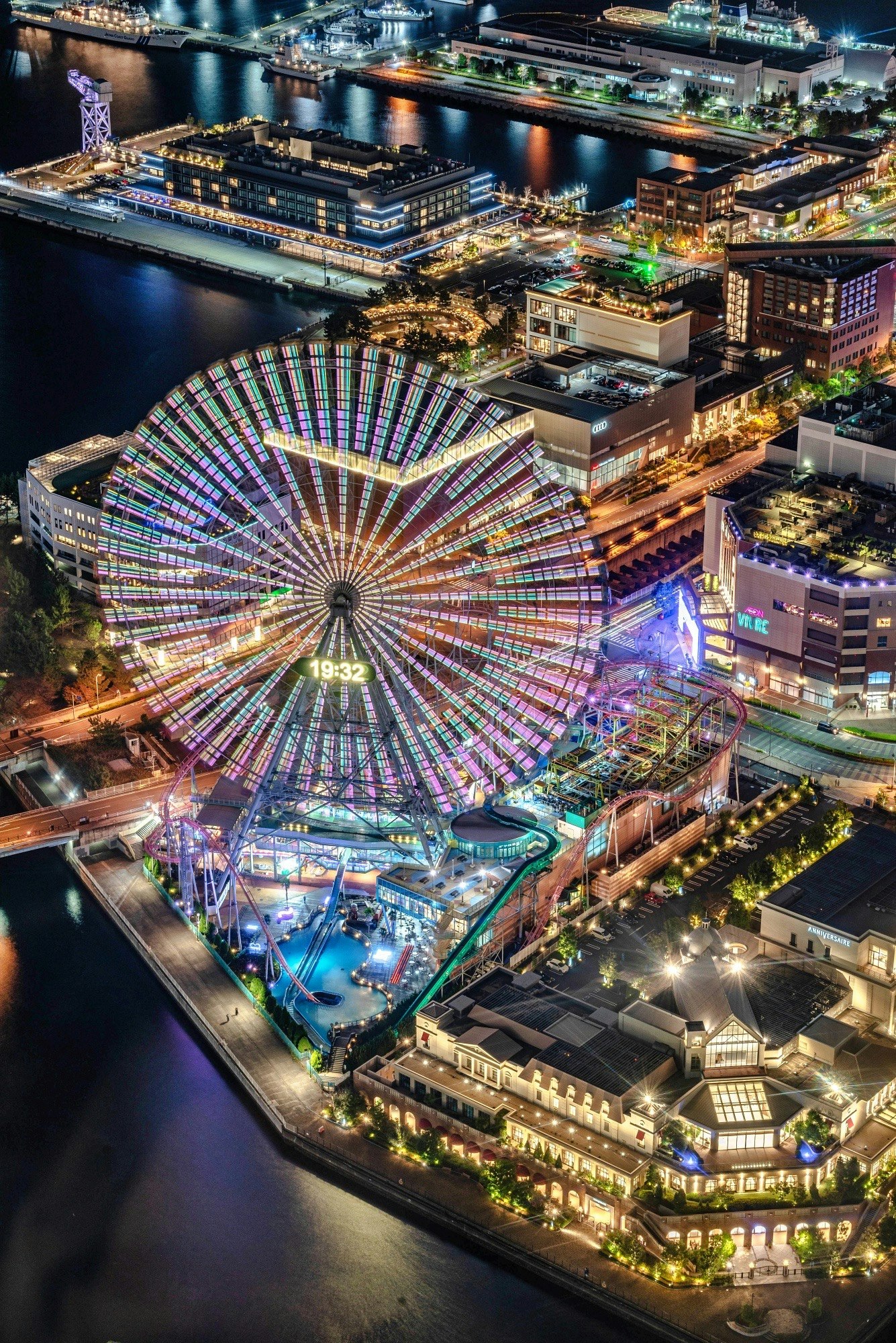 橫濱未來港夜景，地標塔周邊燈光與摩天輪