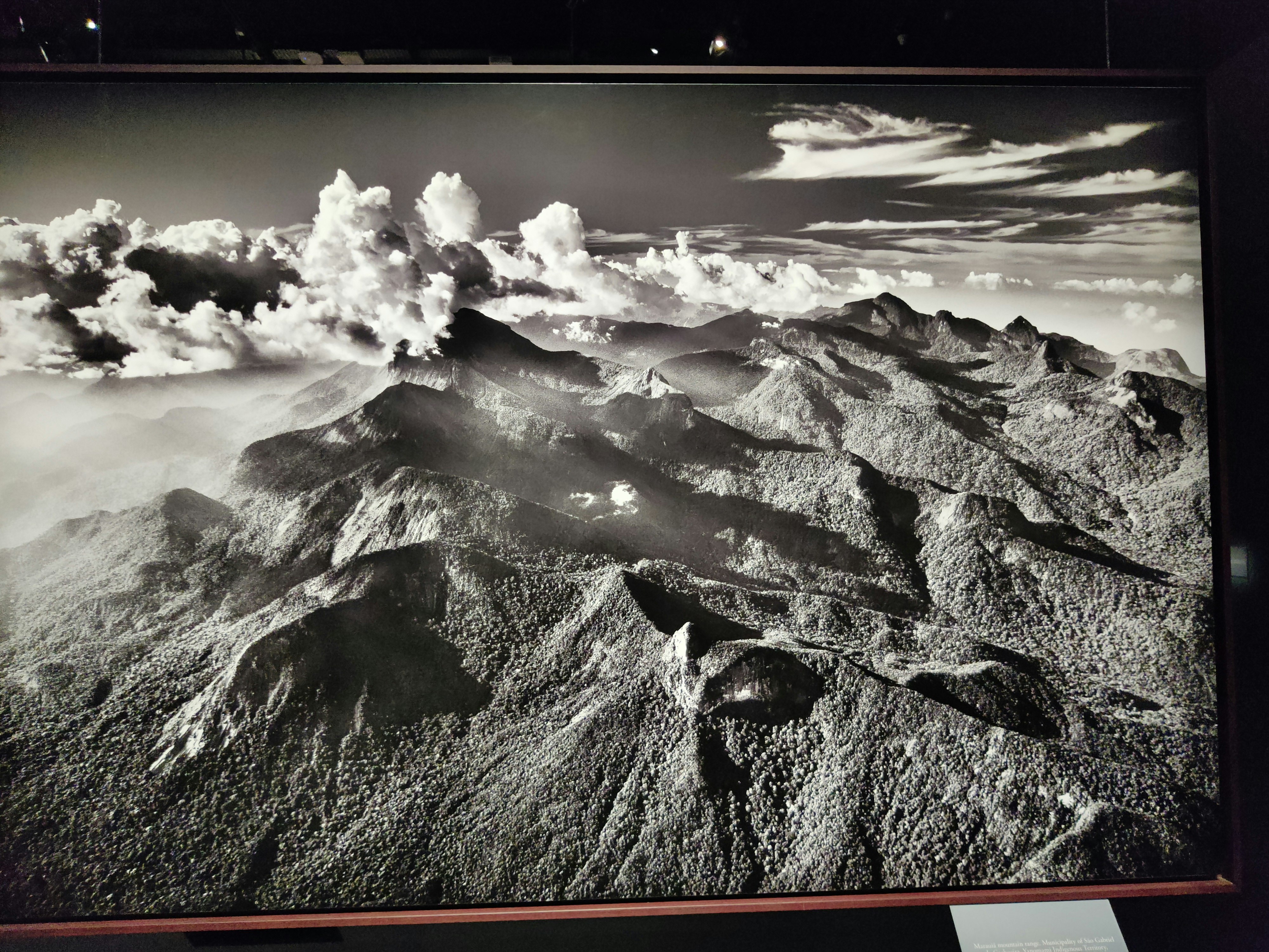 モノクロの荒れた山並みと雲のある風景