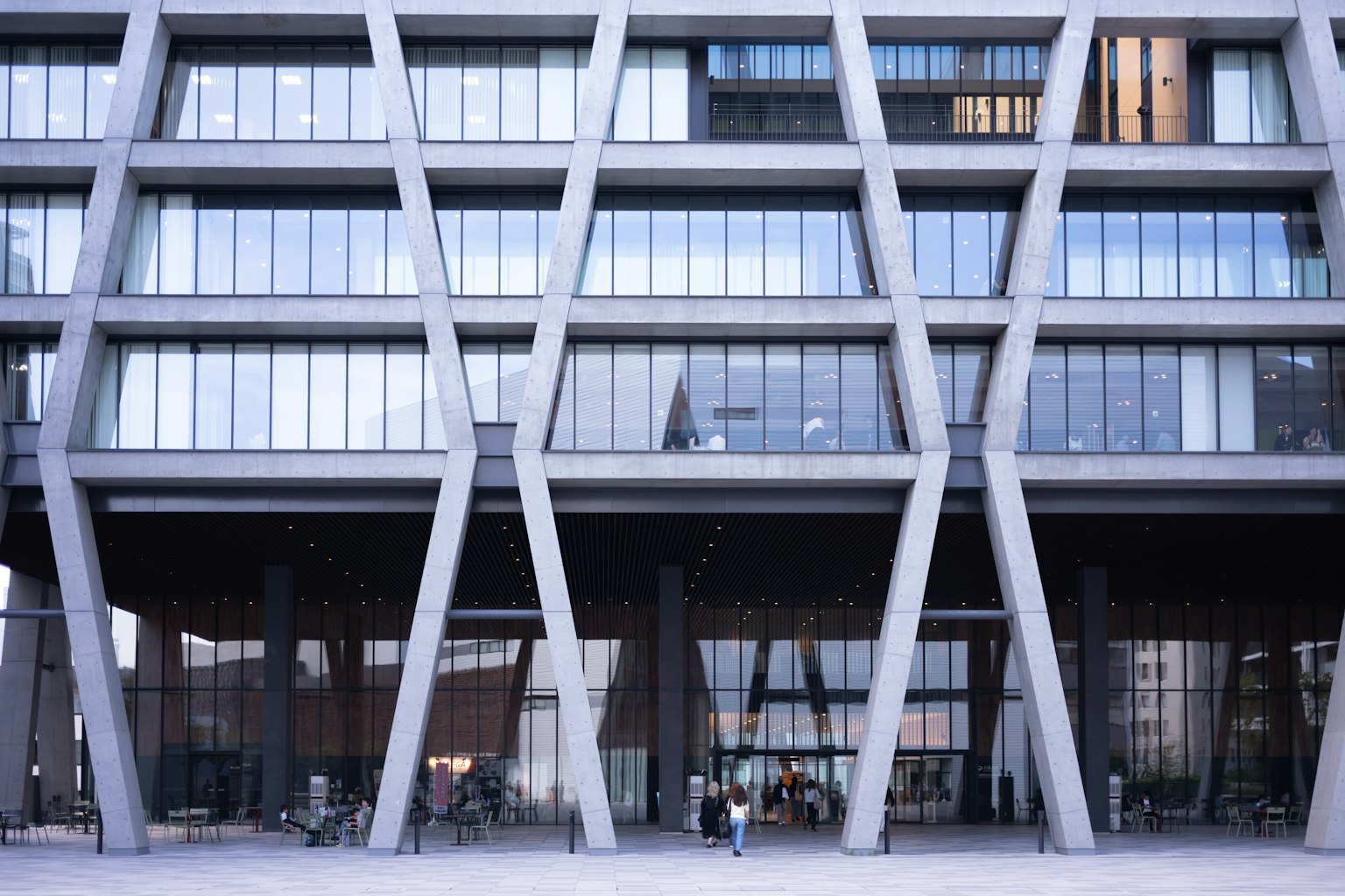 Moderne Gebäudefassade mit diagonalen Stützen und großen Glasfenstern