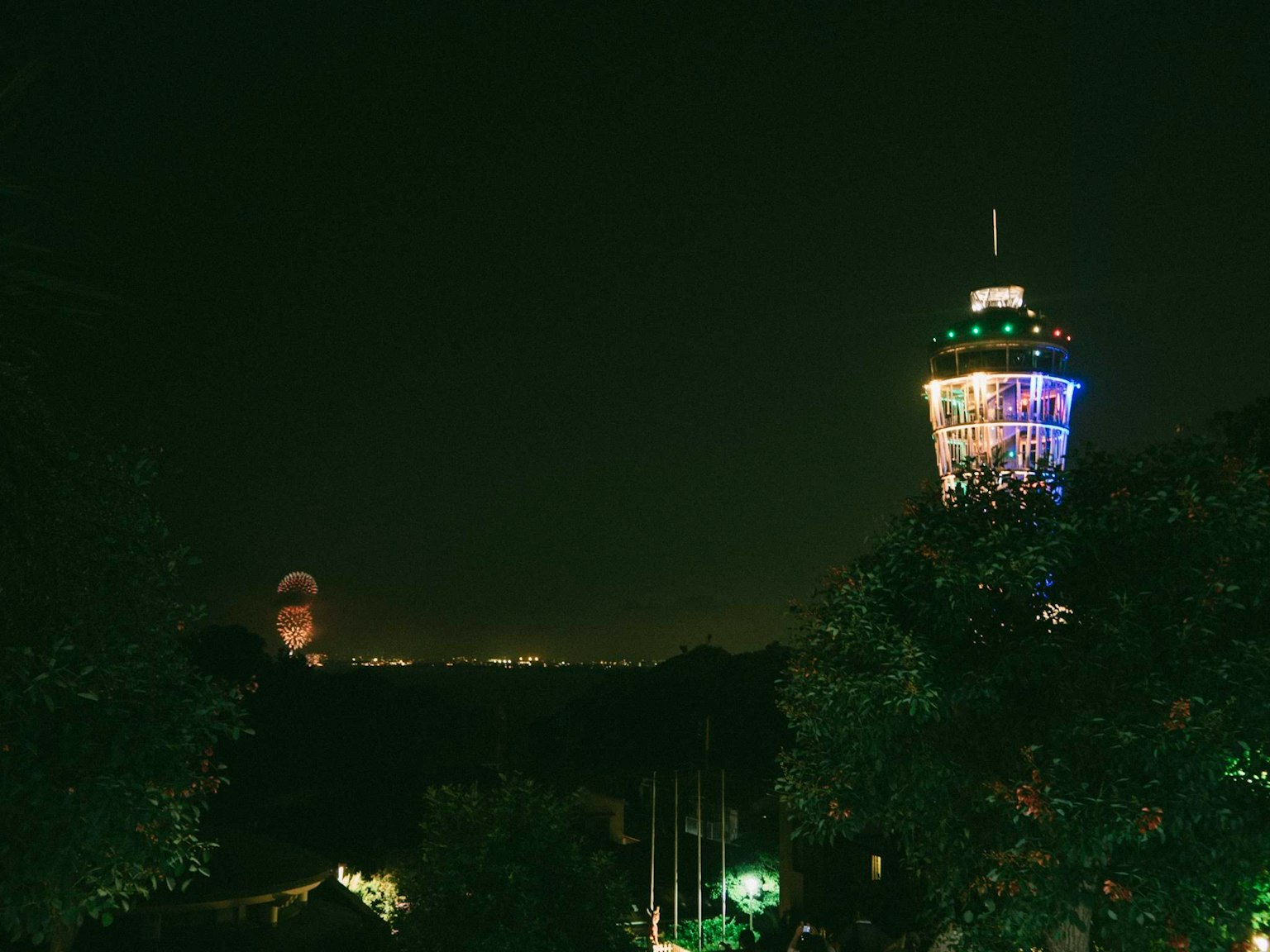 夜景中的燈光塔和遠處的燈光