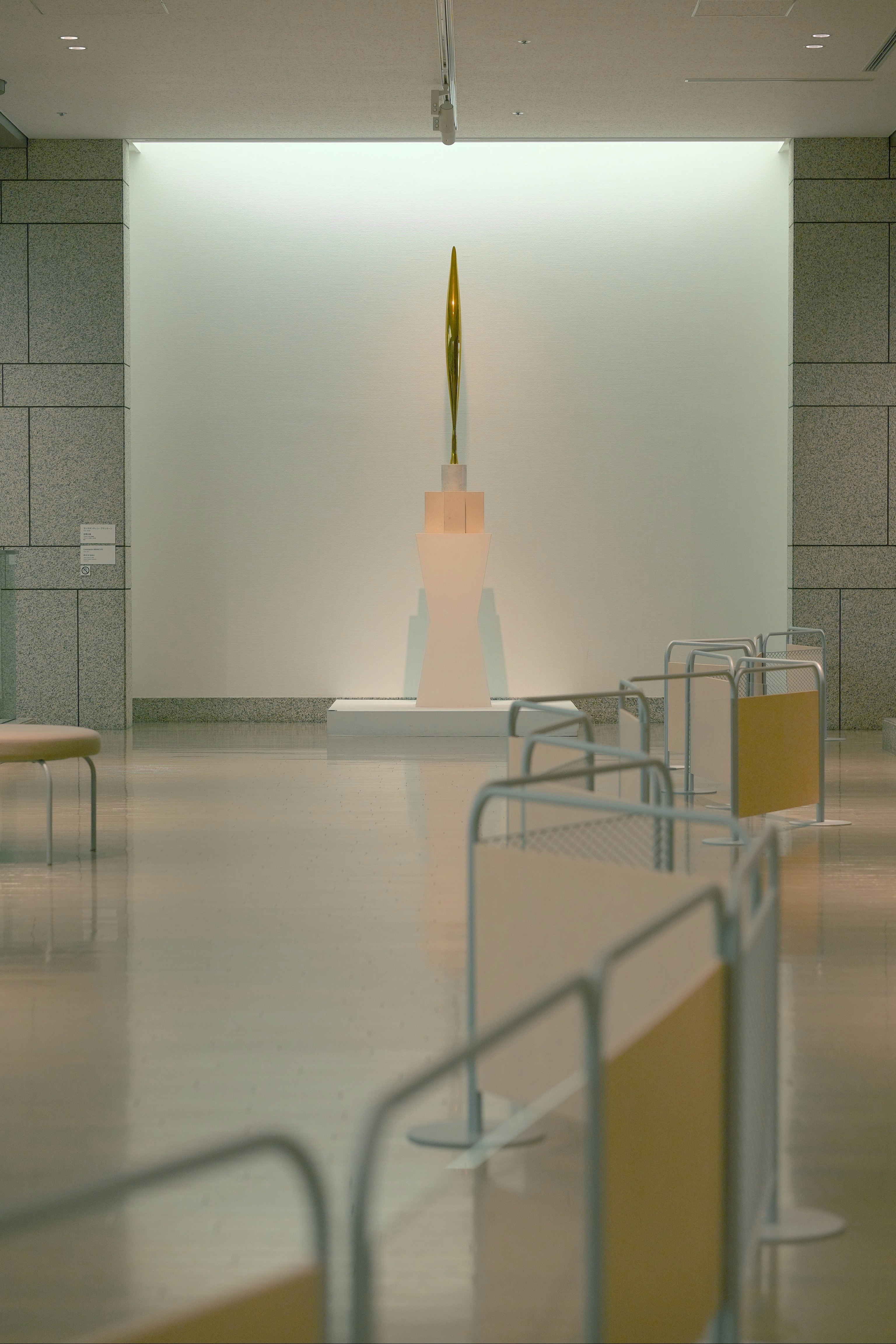 Ausstellungsbereich in einer Museumsgalerie mit vaseartigem Objekt hinter Glas
