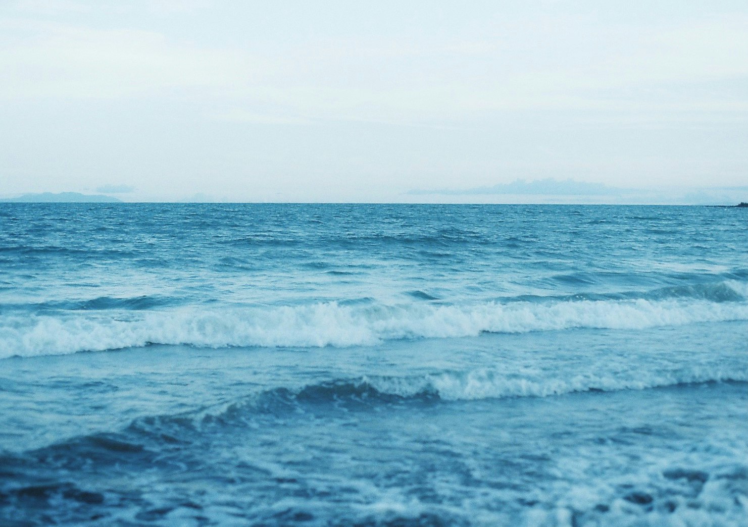 vagues de l’océan bleu jusqu’à l’horizon