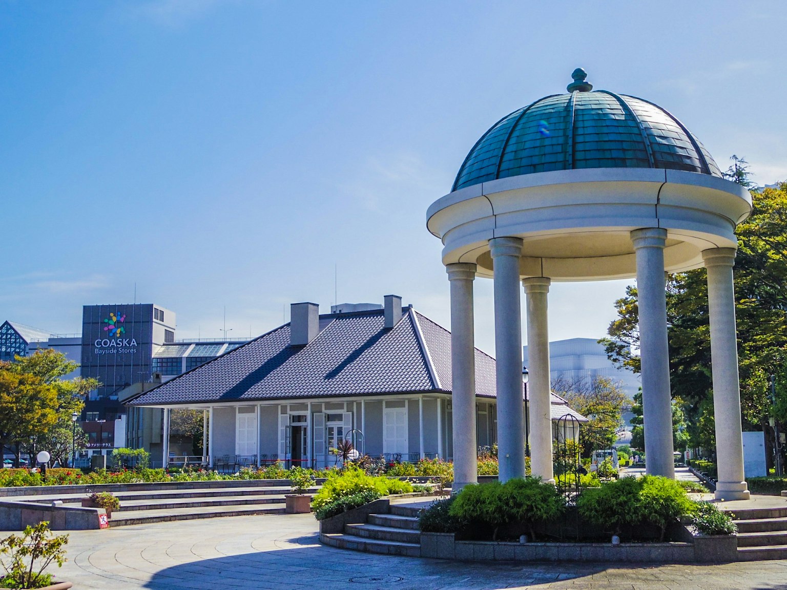 Beautiful dome-shaped structure in a park with lush greenery