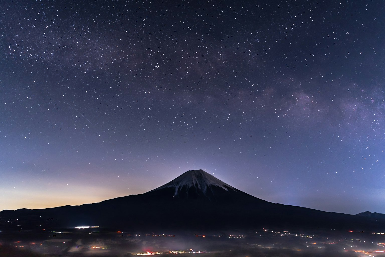 富士山下星空的美丽景色