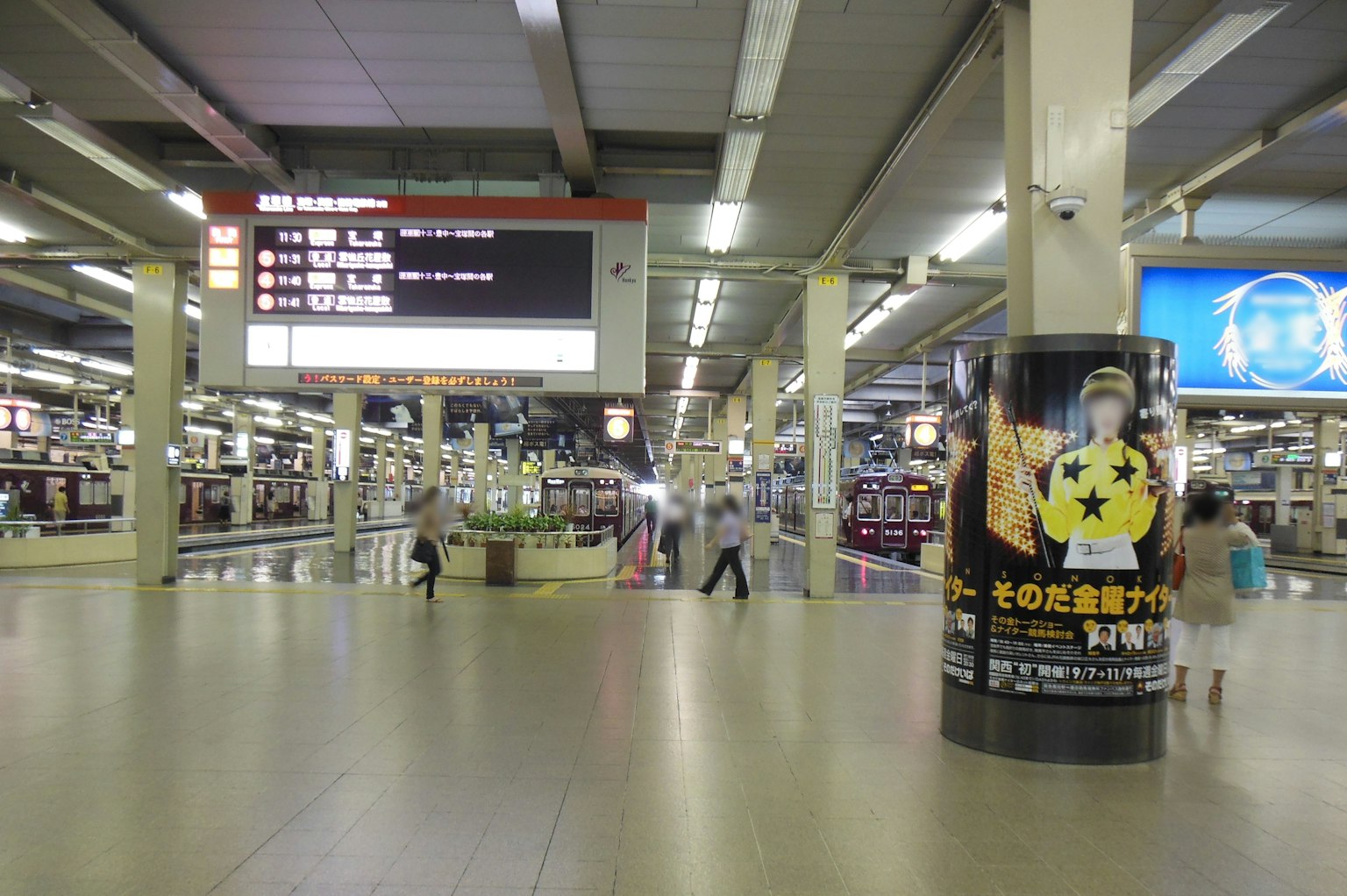 ภายในสถานีรถไฟที่กว้างขวางมีบอร์ดแสดงผลอิเล็กทรอนิกส์และผู้คนเดินไปรอบๆ