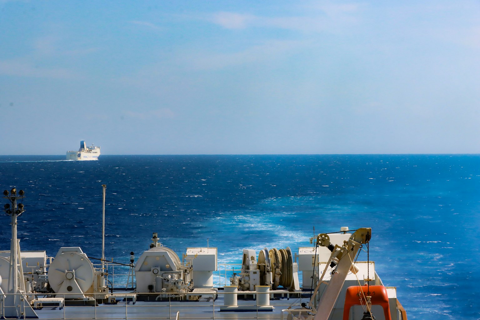 Una vista del mare blu con una nave lontana all'orizzonte