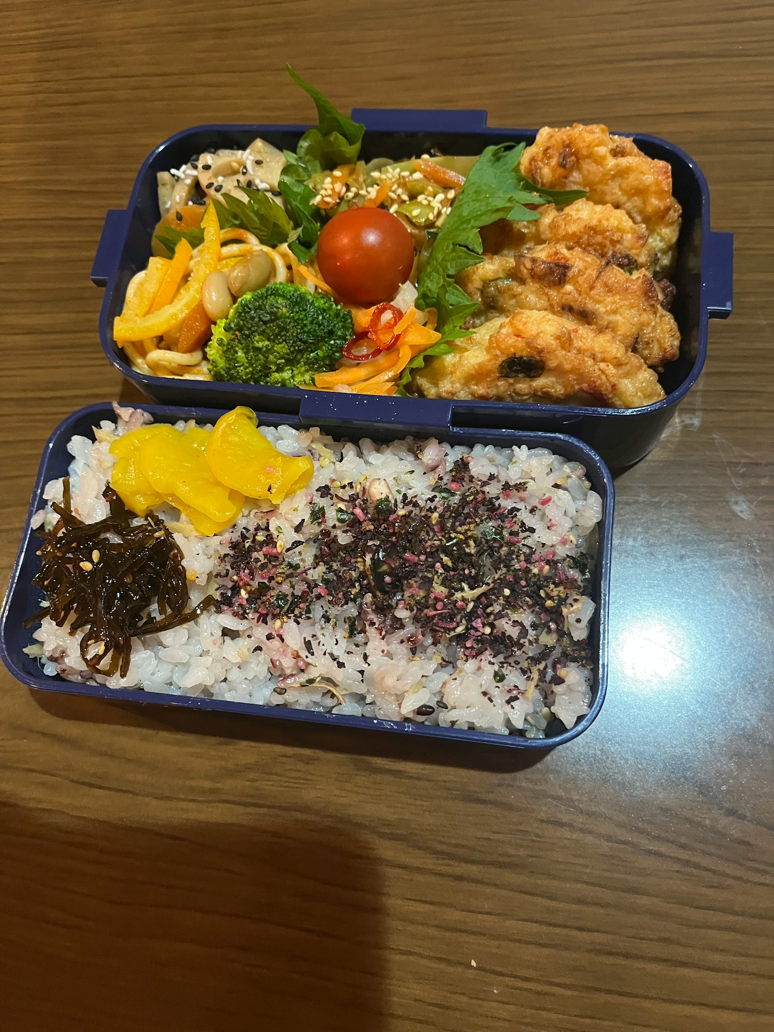 Hộp cơm bento đầy màu sắc với các món ăn và cách trình bày cơm