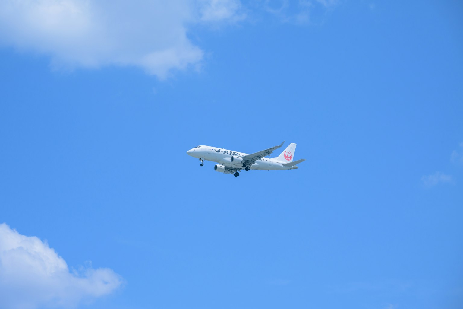 Avión volando contra un cielo azul claro