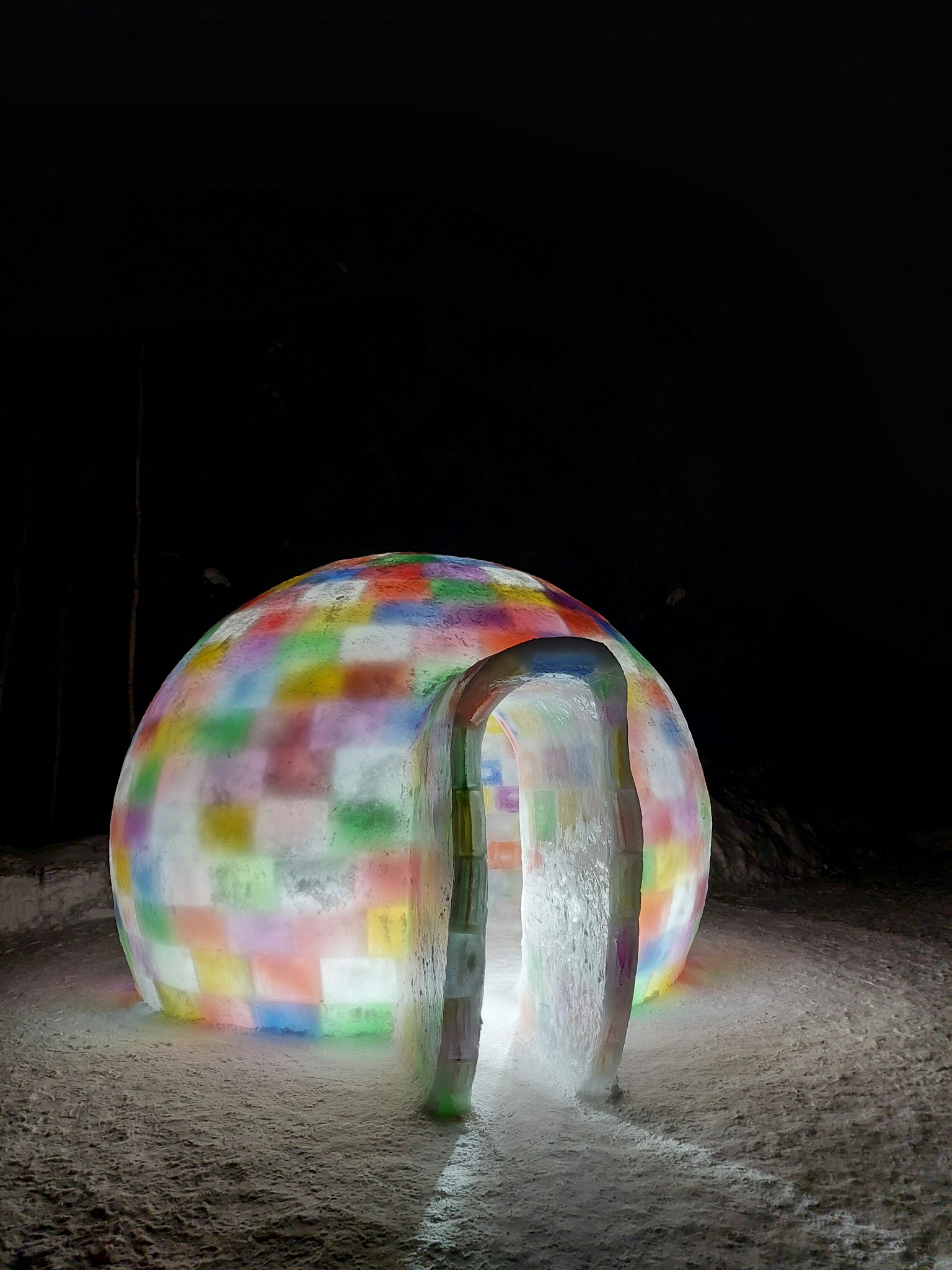 Dome di ghiaccio colorato illuminato di notte