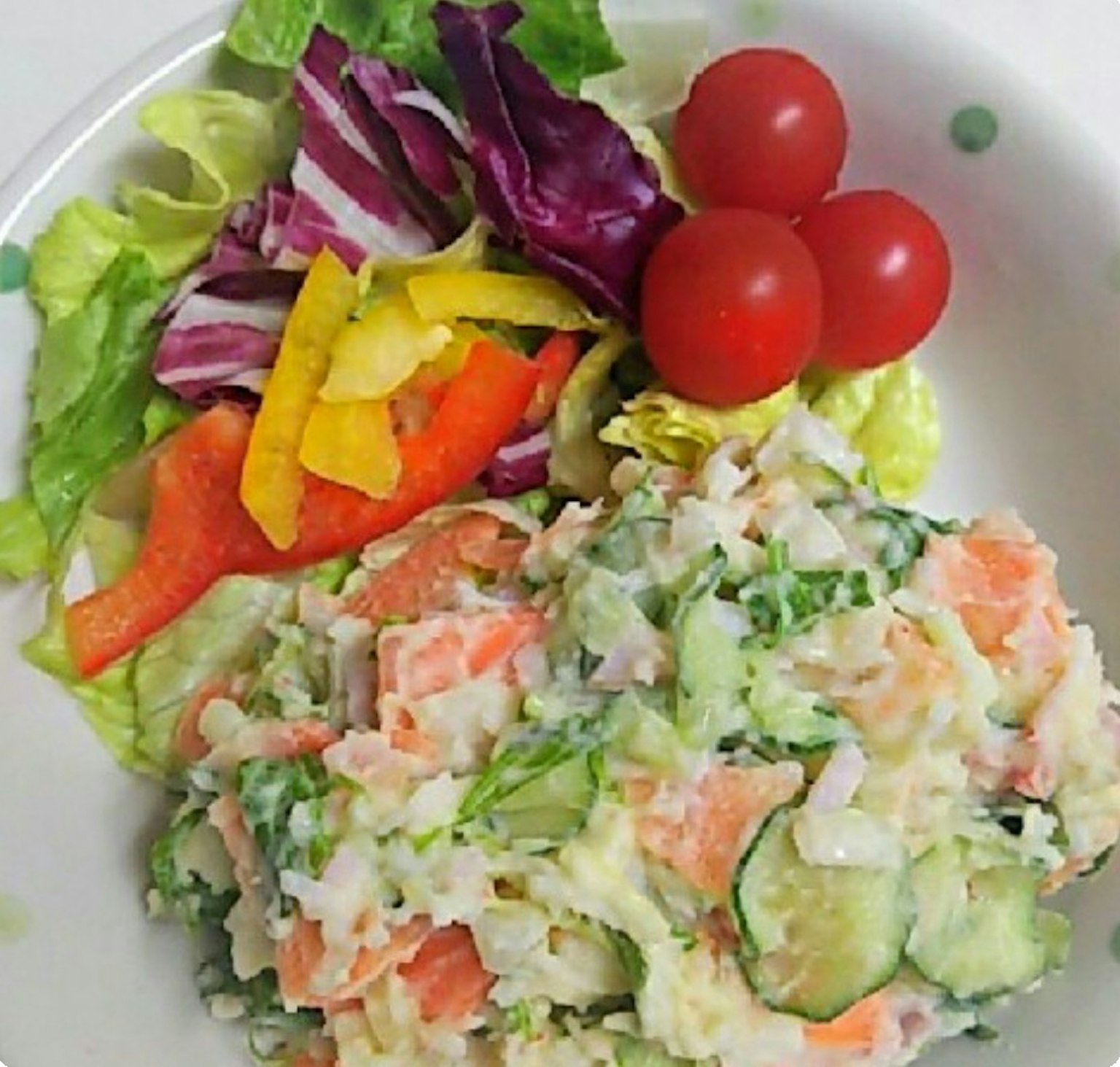 Une salade colorée avec des tomates rouges et des légumes mélangés