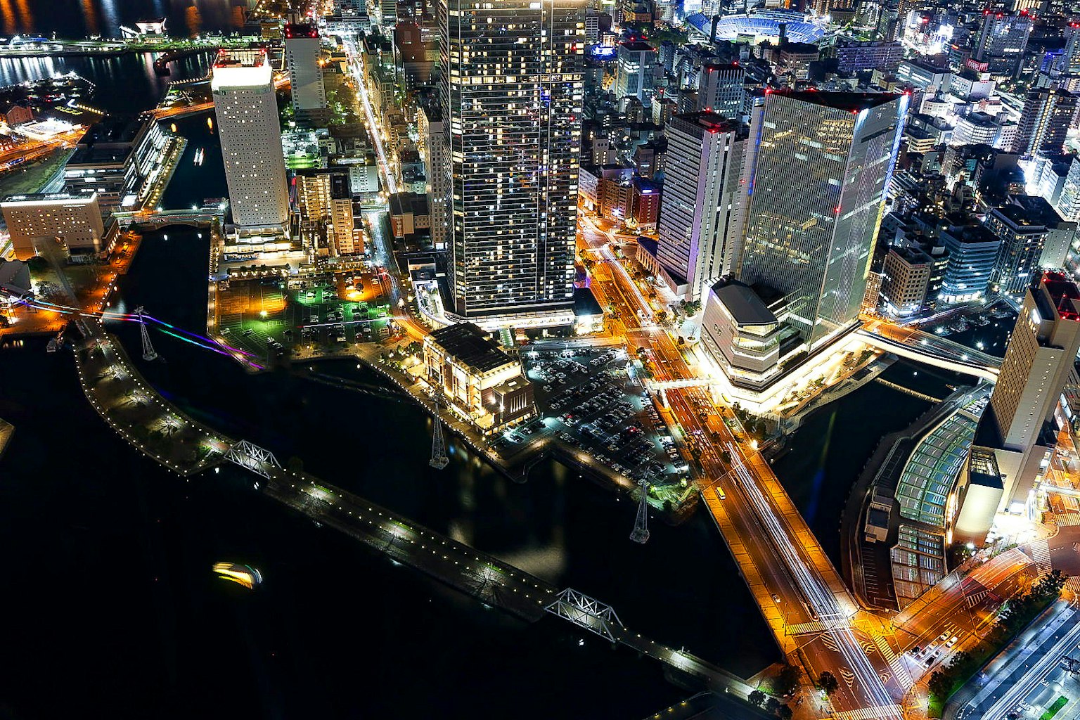 夜间城市天际线与河流的鸟瞰图