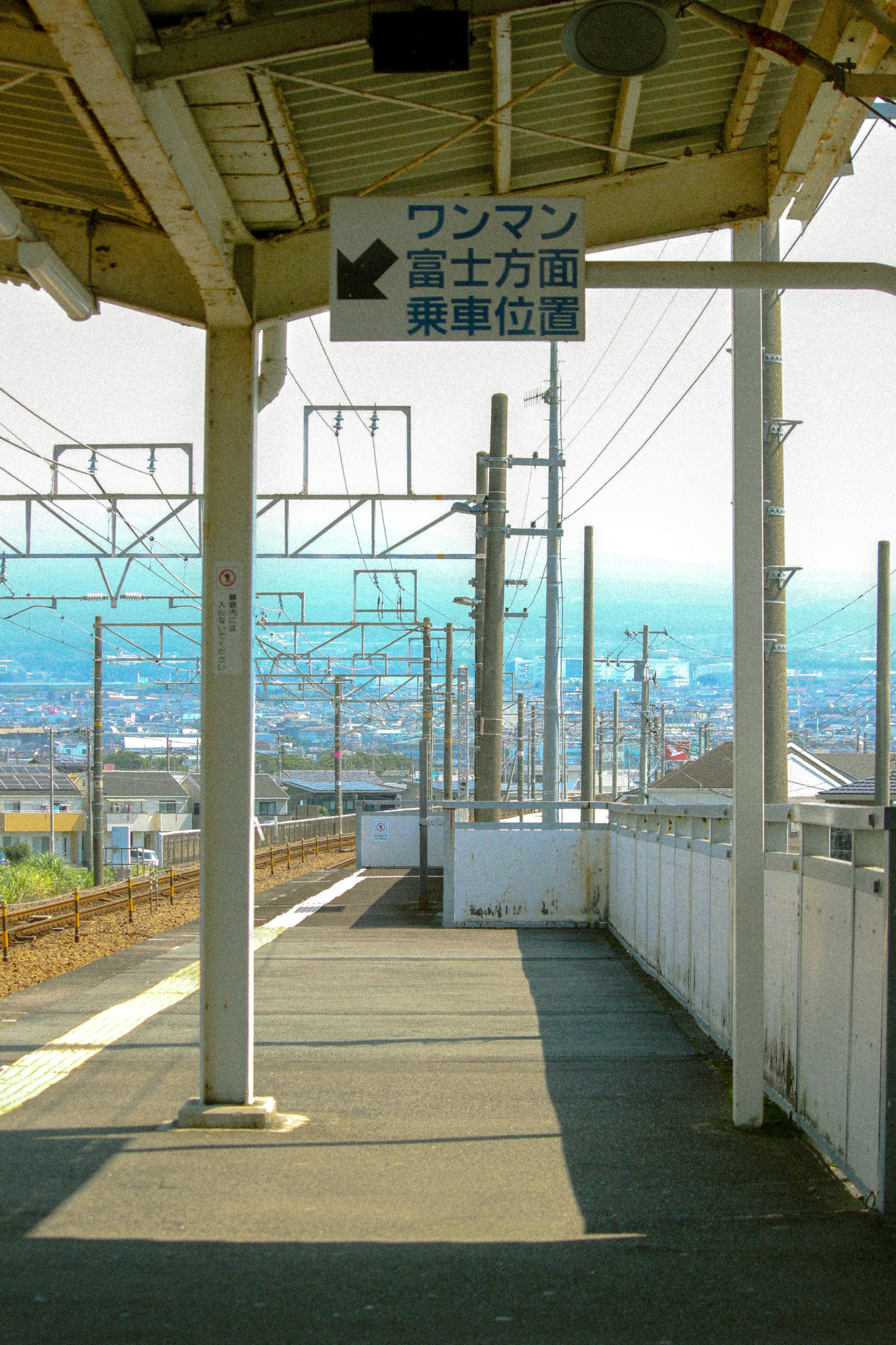 駅のホームから見える海と街並みの眺望