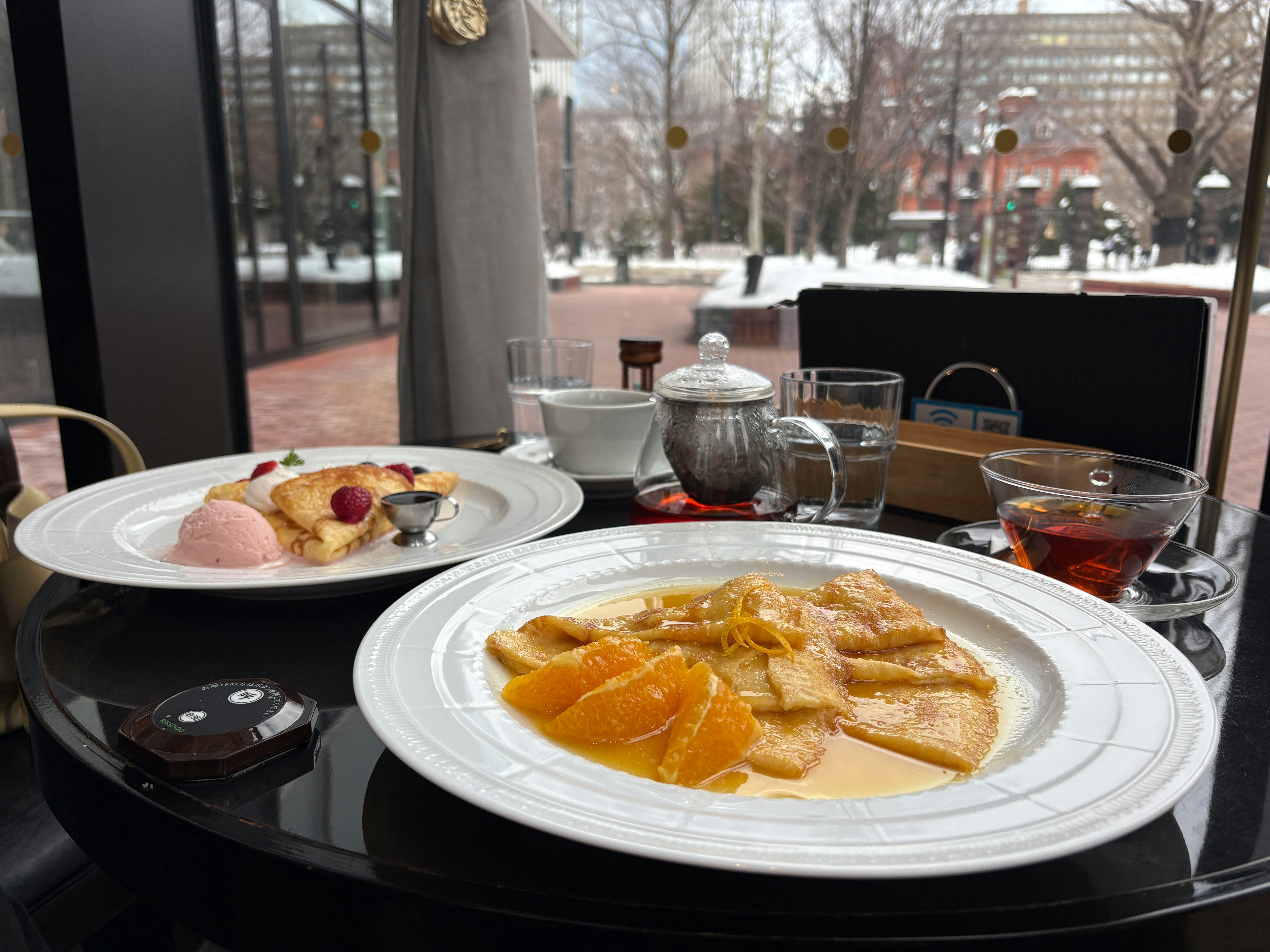 Meja waktu minum teh dengan hidangan dan teko di Aux Bacchanales Sapporo Akarenga Terrace