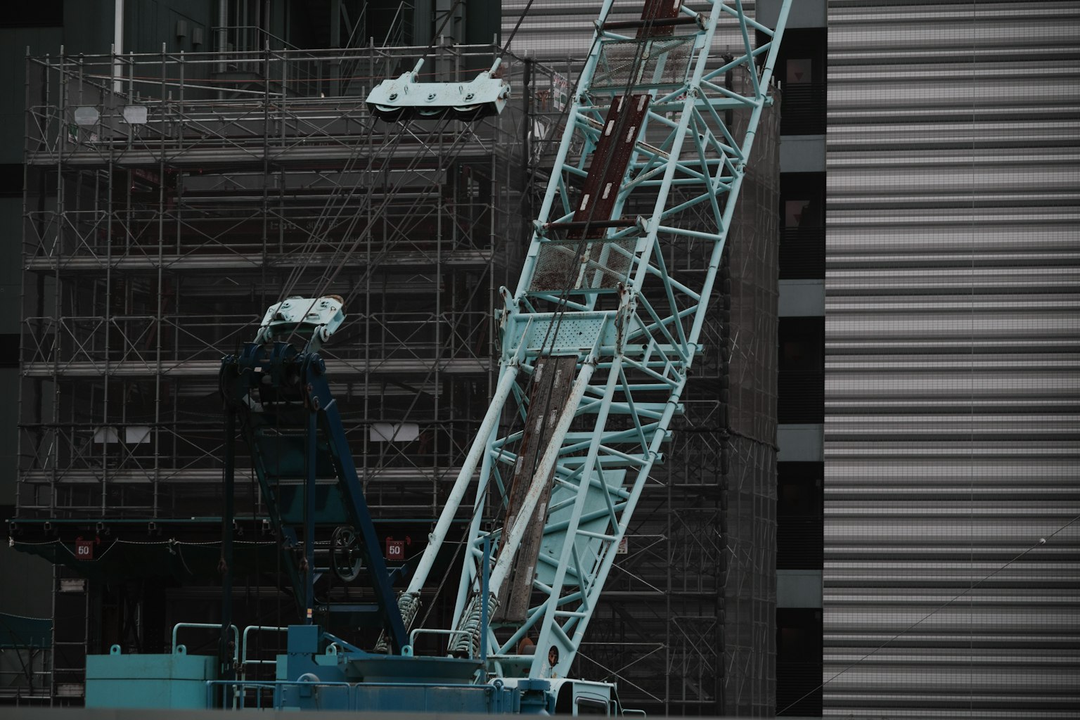 Imagen que muestra una grúa de construcción y andamios