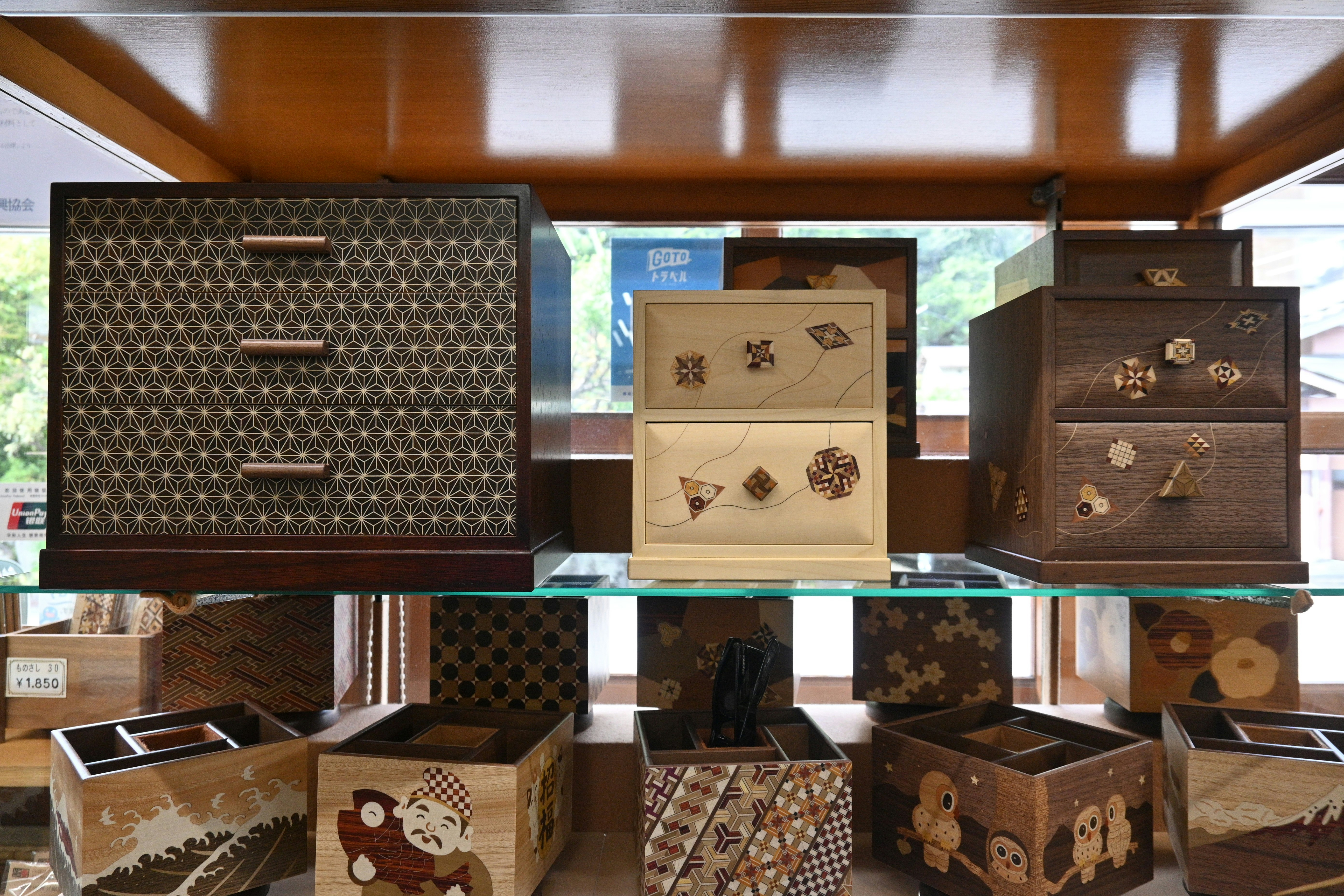 étagère d’exposition avec des coffrets cadeaux en bois à tiroirs