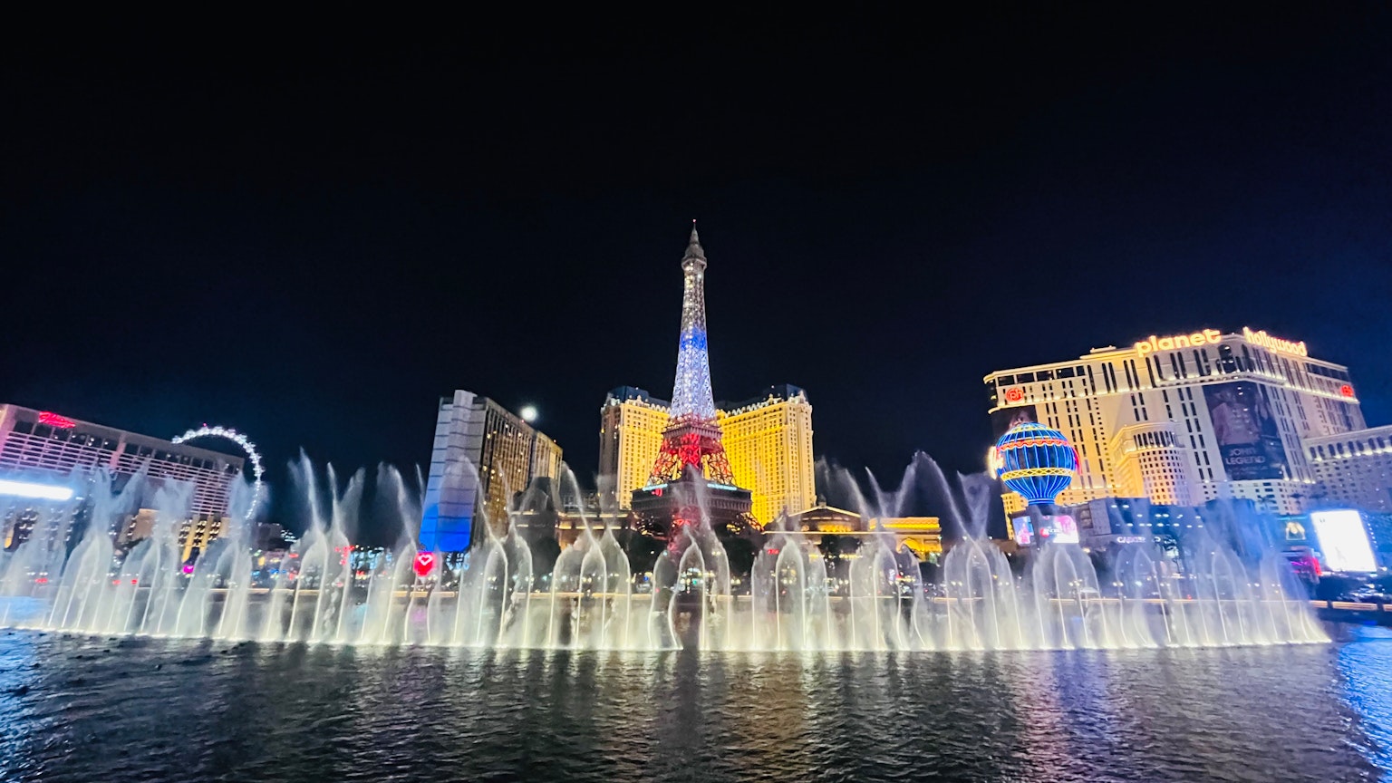 Vue nocturne du spectacle de fontaines de Las Vegas avec des bâtiments illuminés
