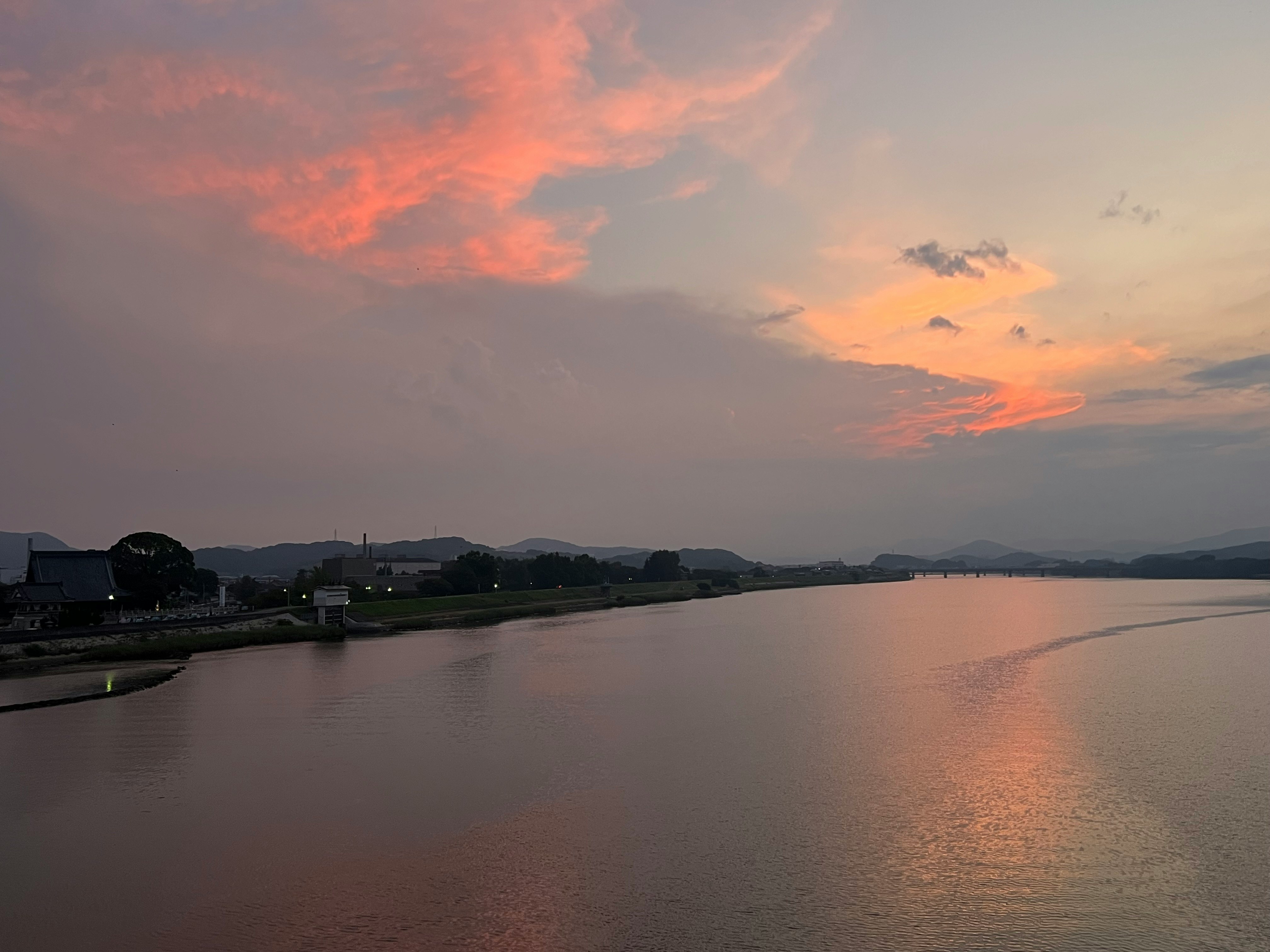 langit fajar musim panas dengan pantulan oranye di air