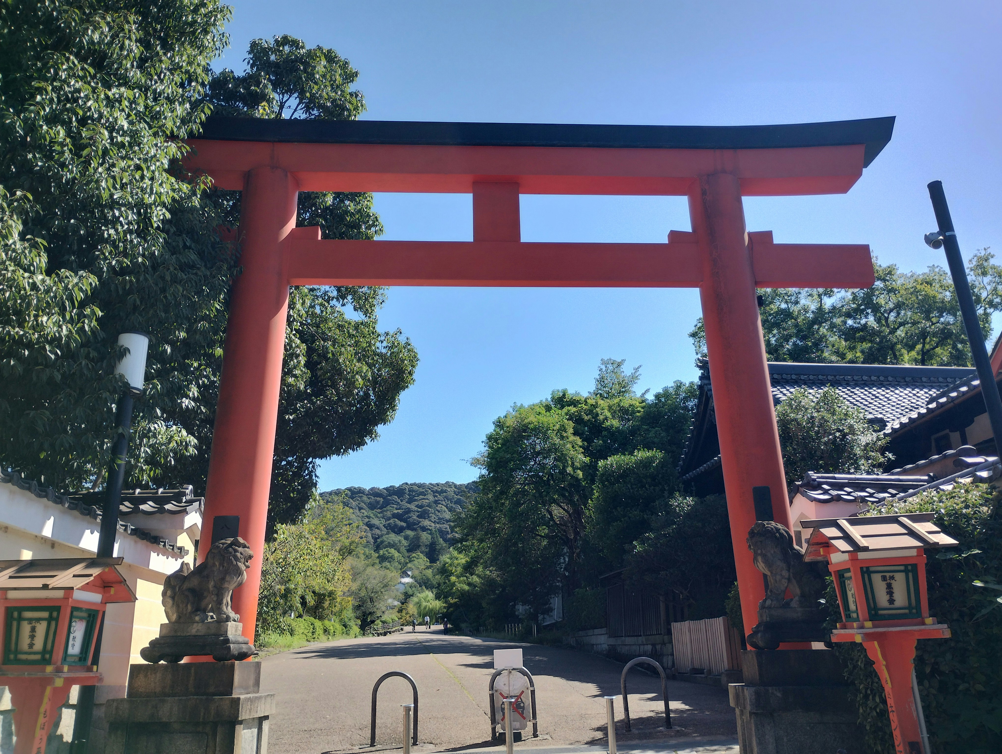 Shinto-Schrein mit Torii-Tor und steinernen Treppen