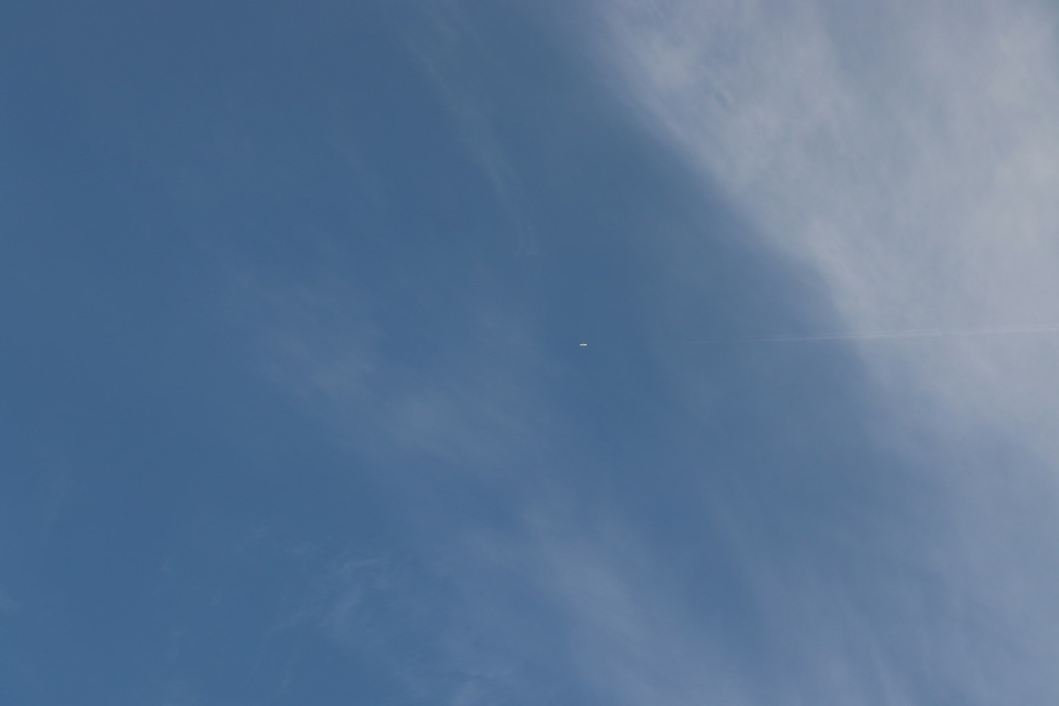 Cielo azul claro con nubes blancas dispersas