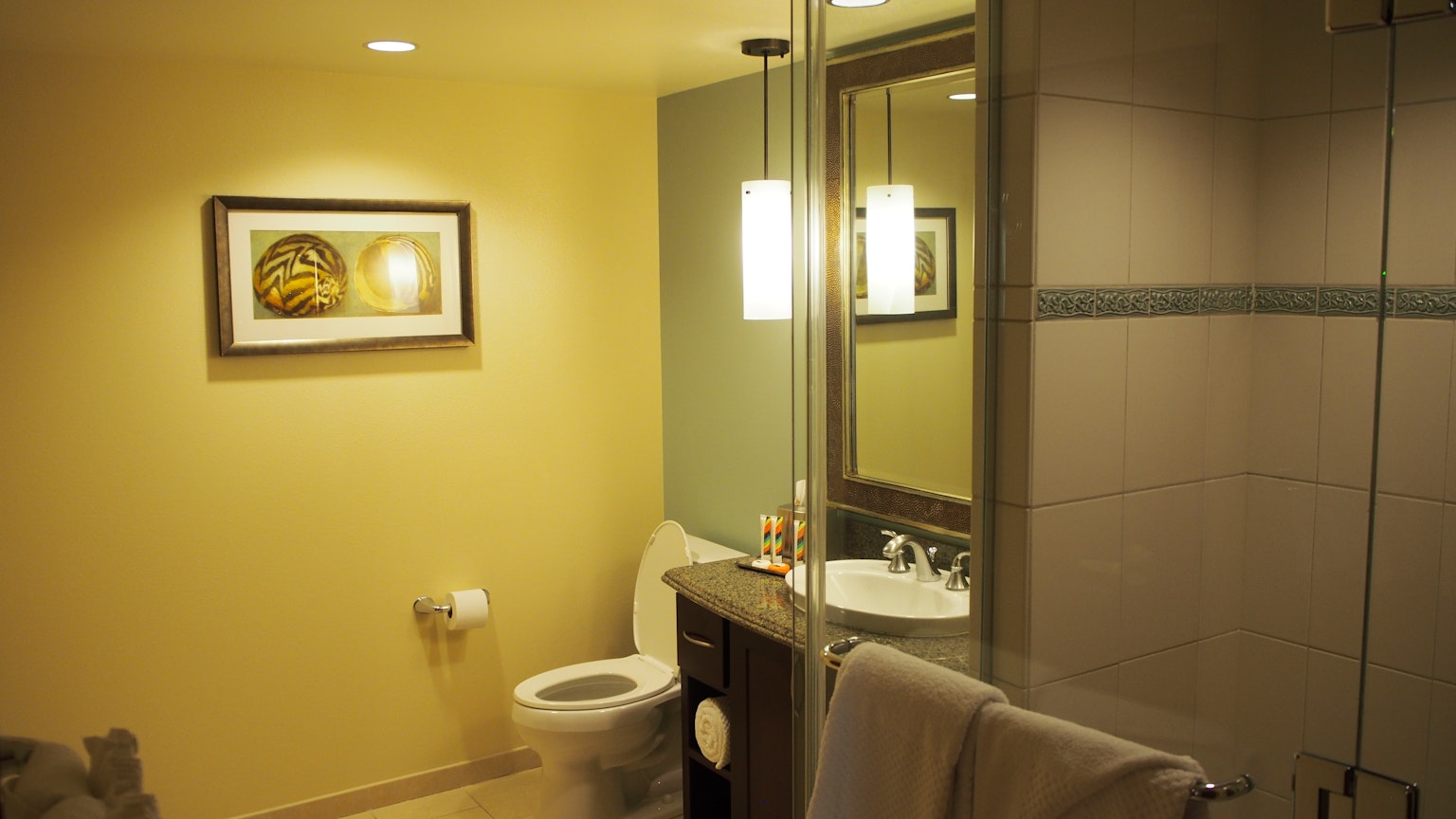 Bagno dai colori vivaci con lavabo e WC riflessi in uno specchio
