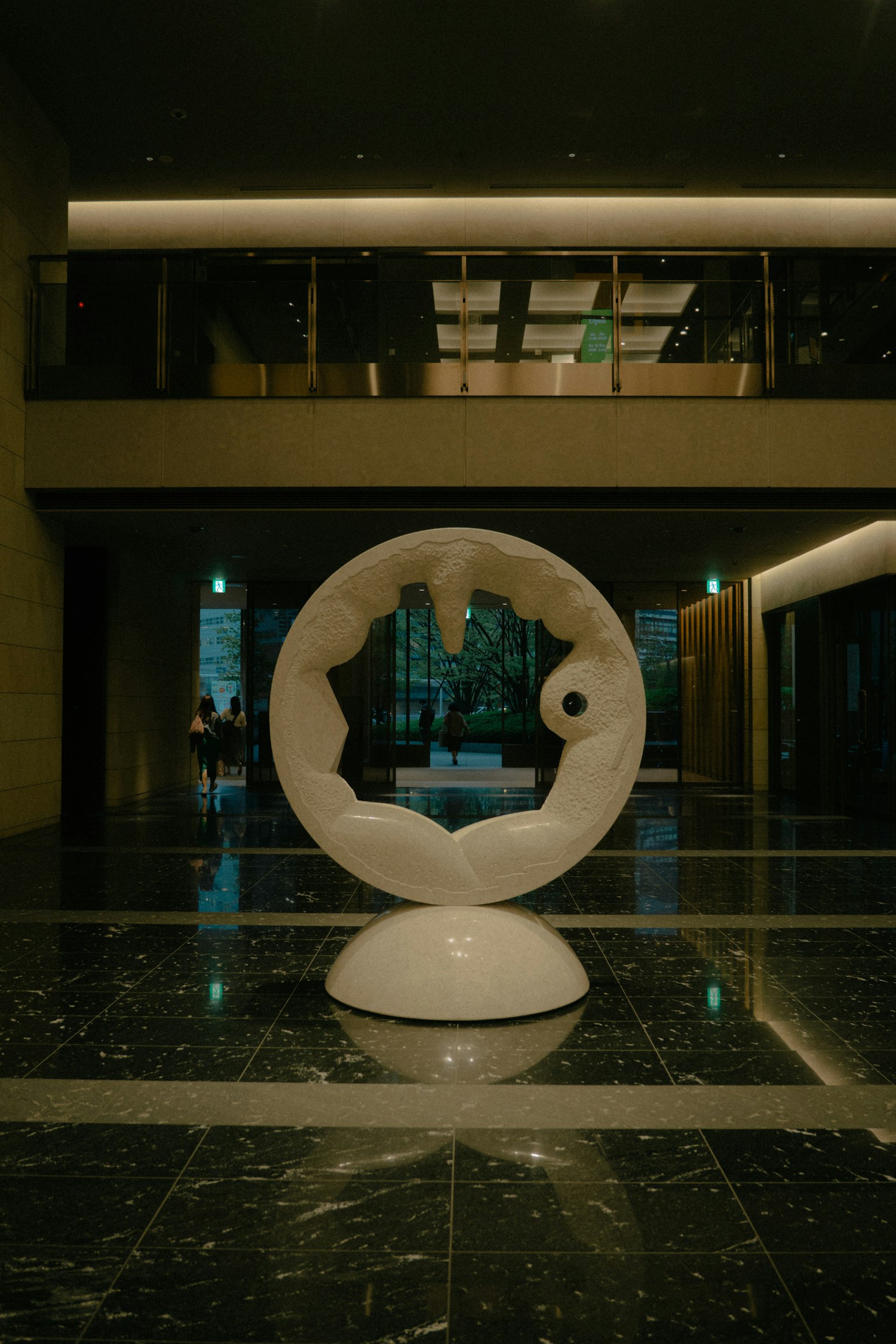 Vestíbulo moderno con una escultura blanca en el centro