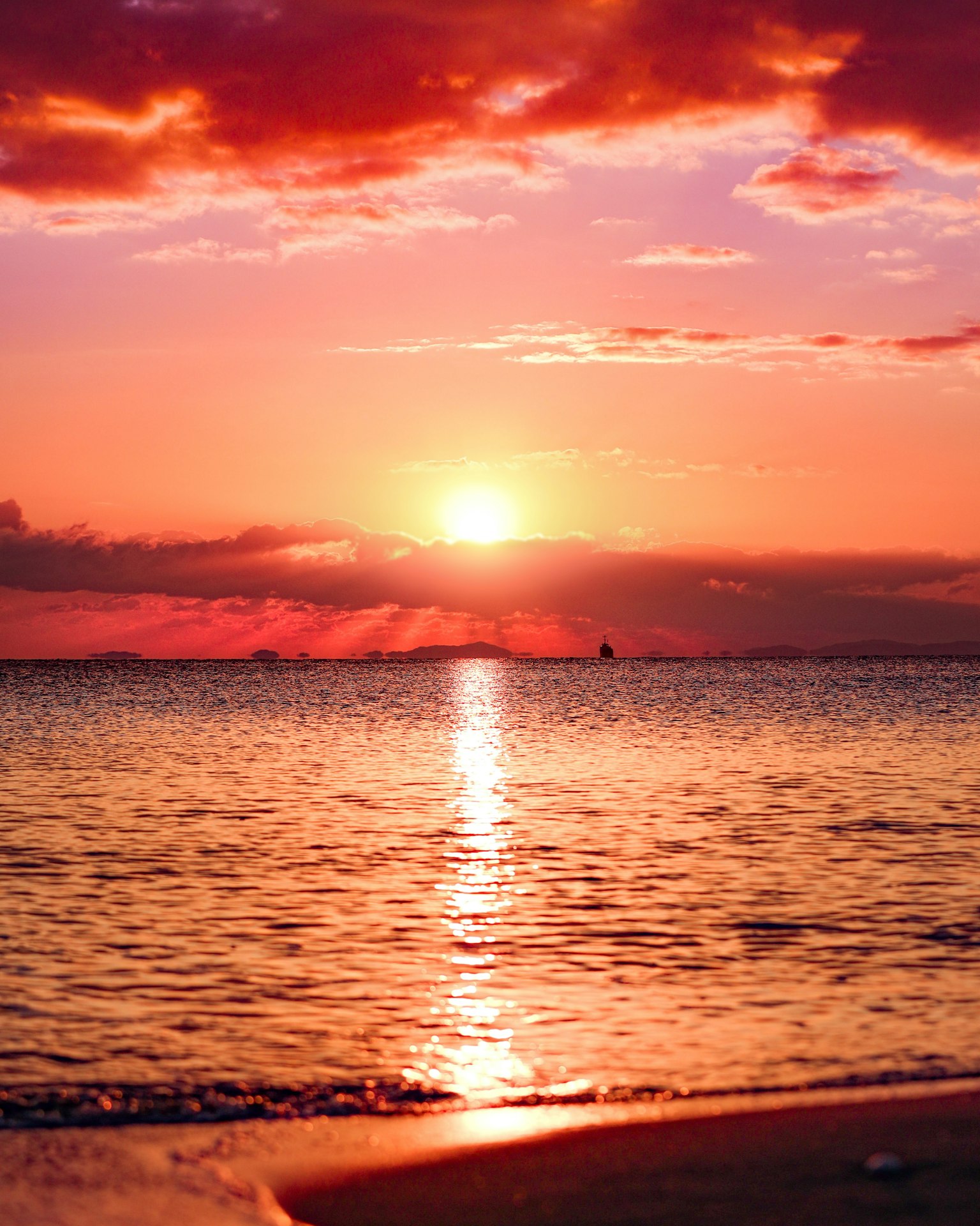 Bellissimo tramonto che si riflette sull'oceano