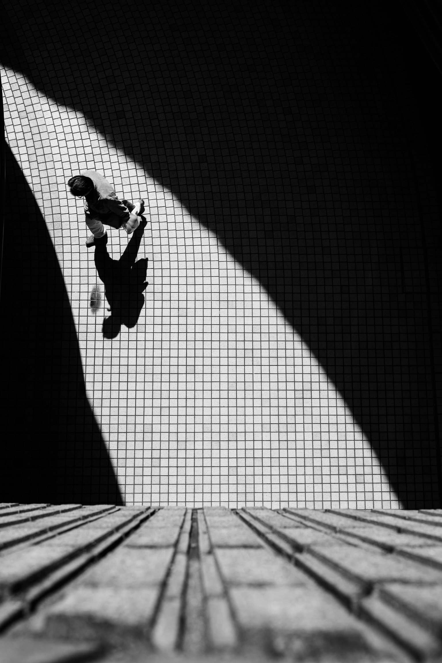 Silueta de una persona contra un fondo curvado en blanco y negro