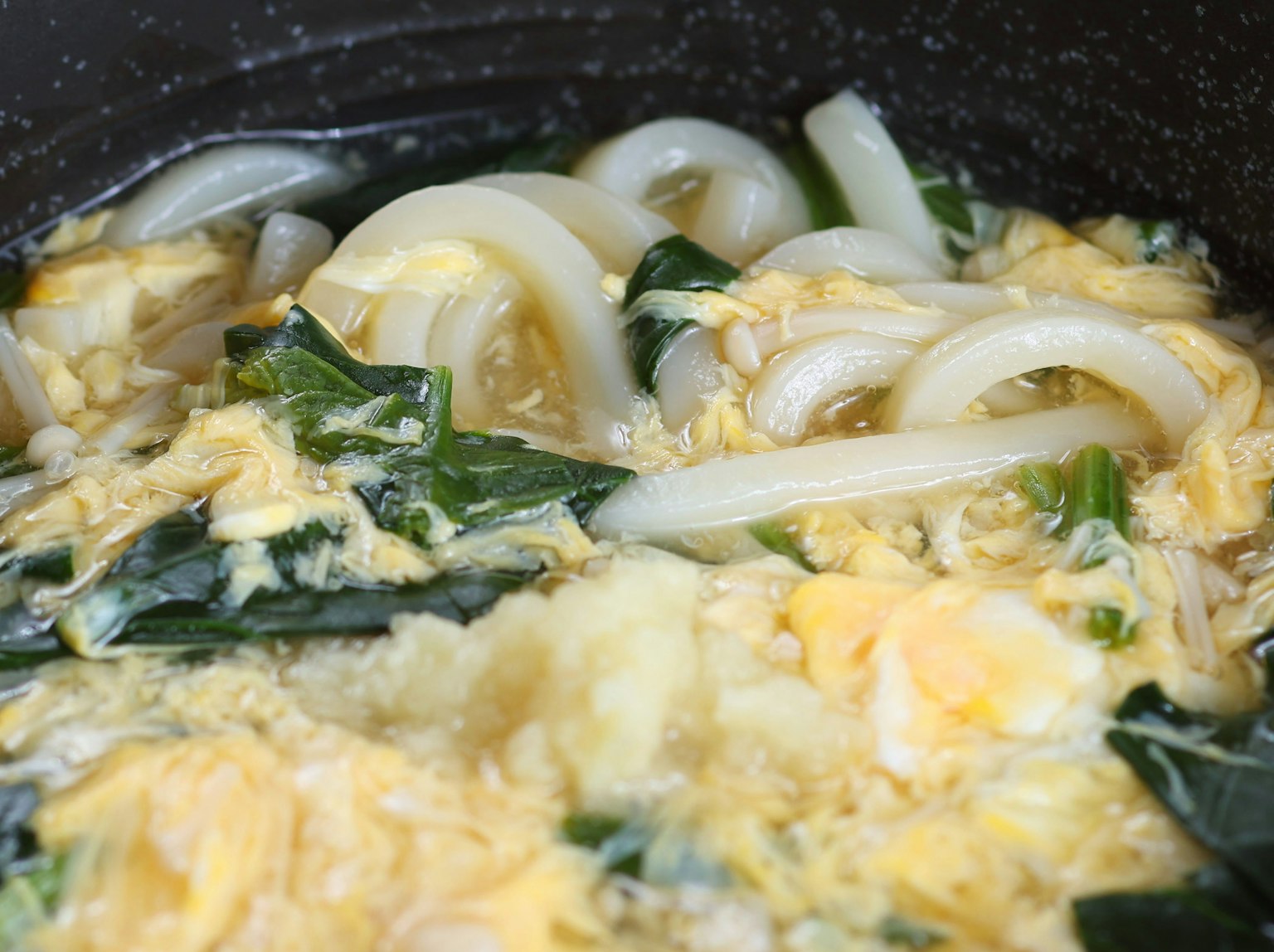Sopa de huevos y verduras en una olla